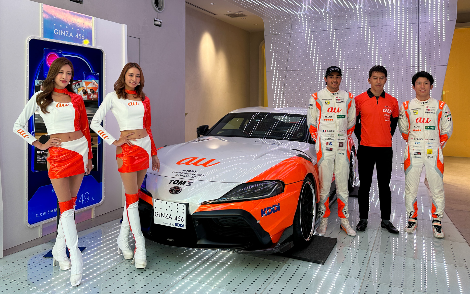 左からauサーキットクイーンの央川かこさん、近藤みやびさん、ジュリアーノ・アレジ選手、伊藤⼤輔監督、坪井翔選手