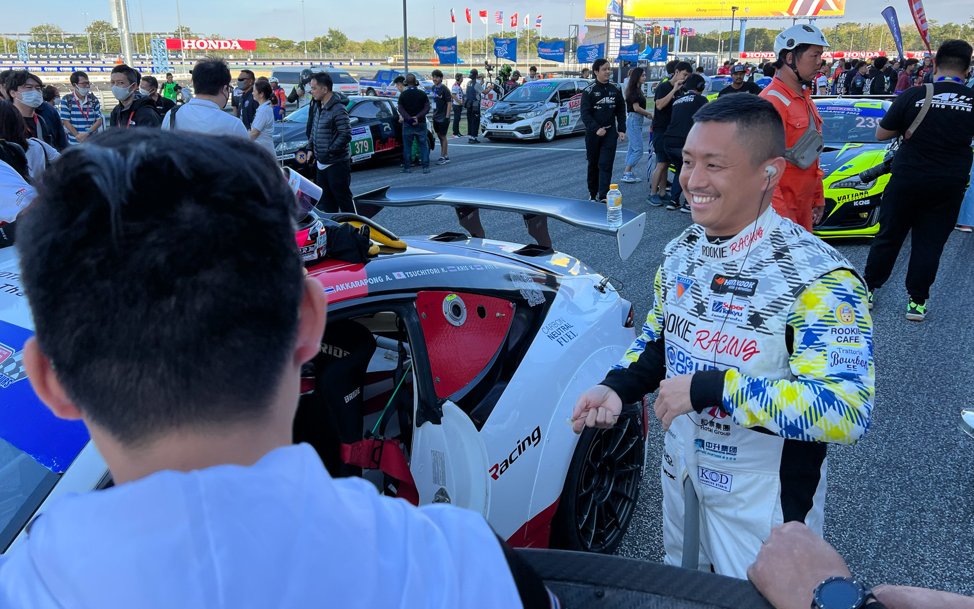 スタートドライバーを務める関口雄飛選手