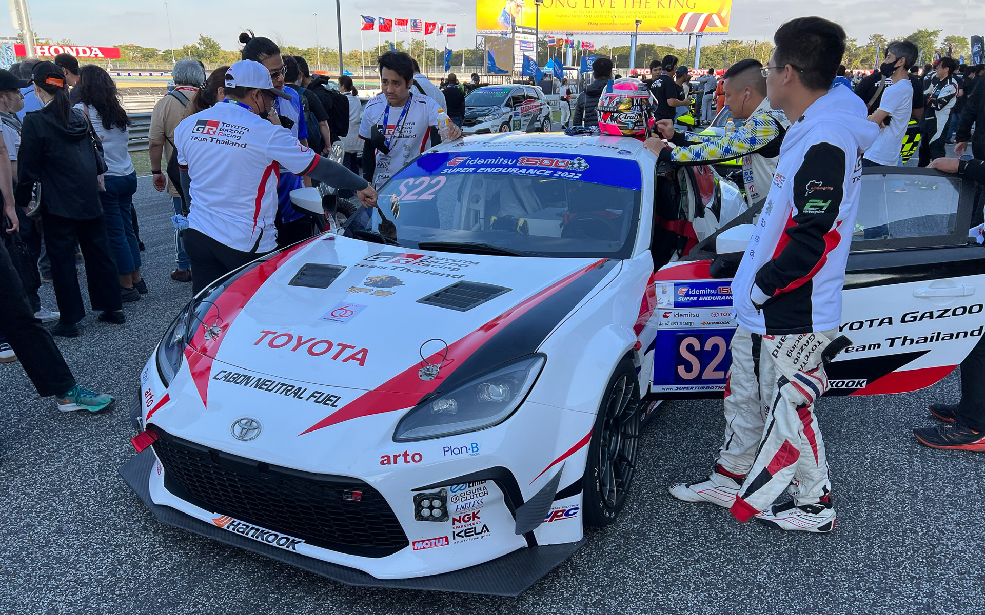 スタート前の22号車と関口雄飛選手