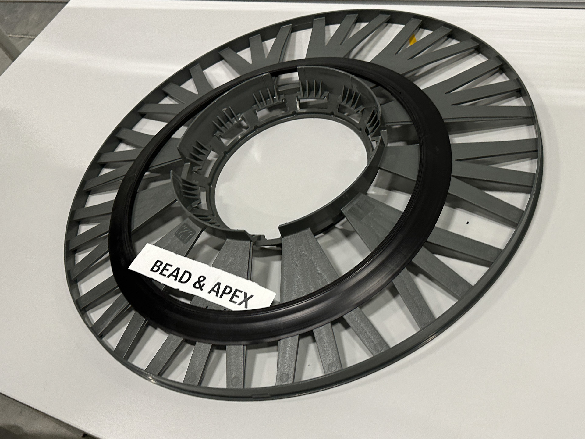 タイヤのパーツとなる各種構造部材