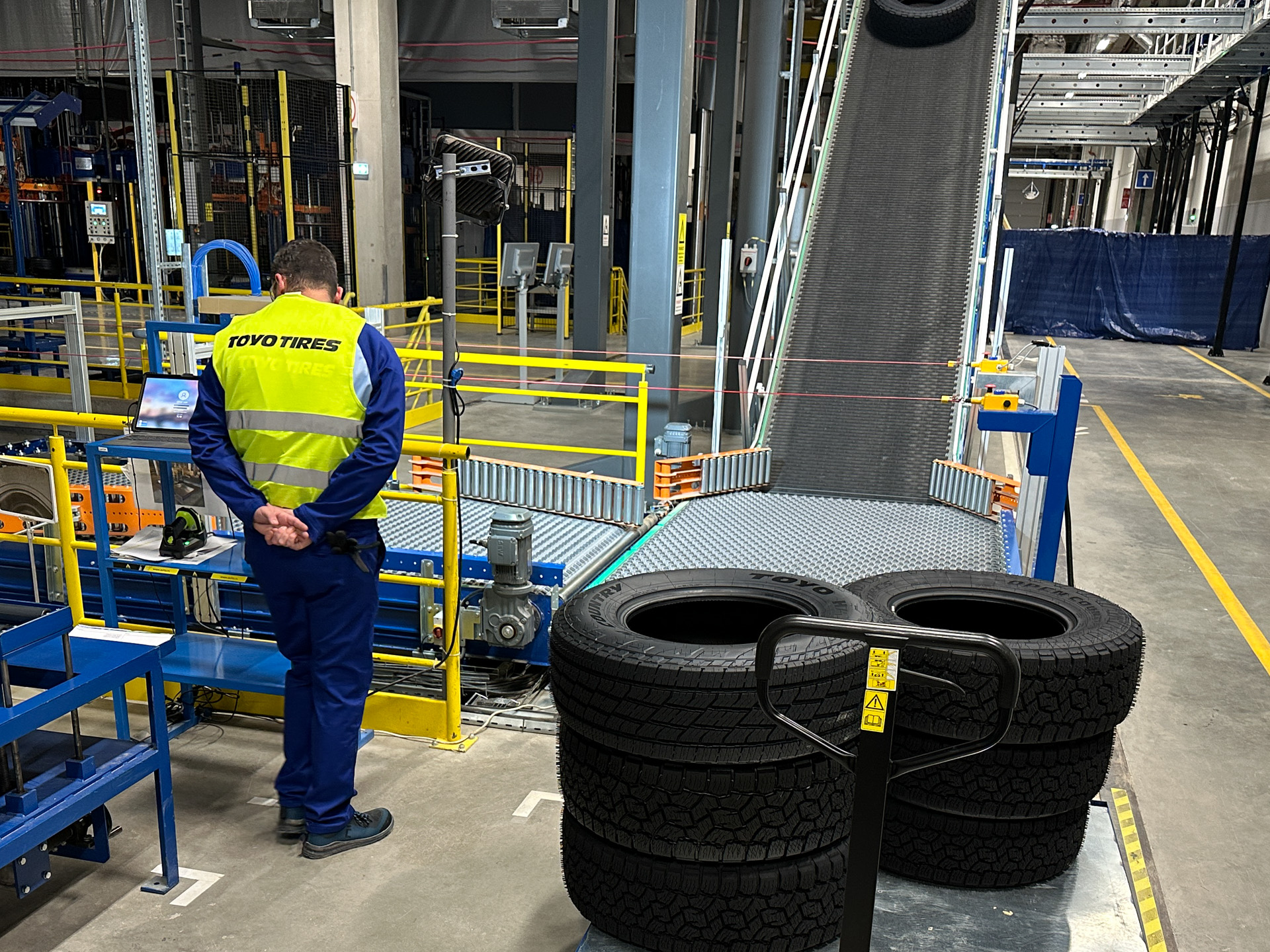 加硫後のタイヤは検査施設に移動する