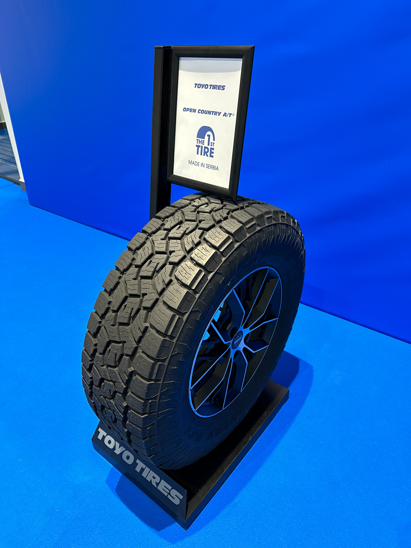 セルビア工場で生産された第1号タイヤ