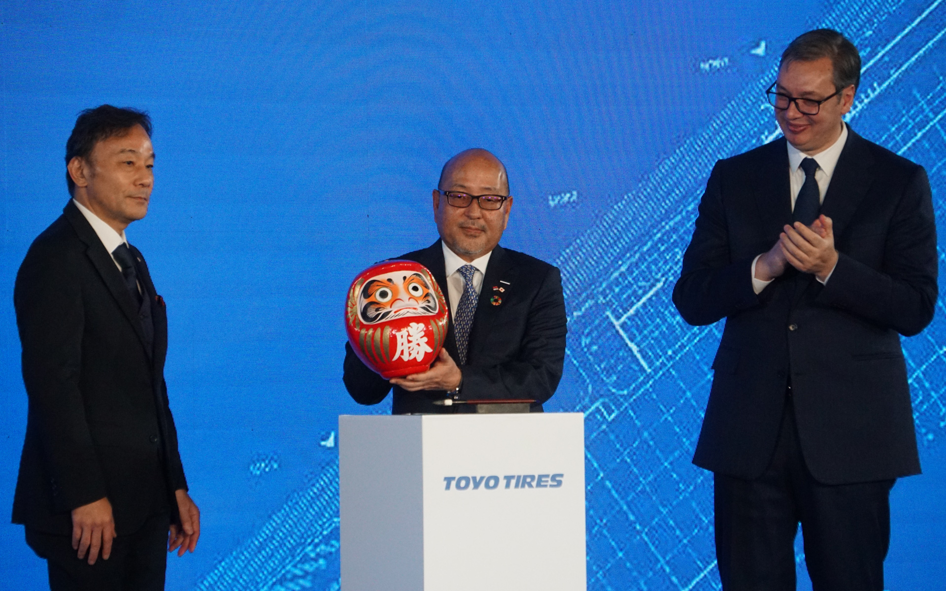 開所式にはセルビア共和国のアレクサンダル・ヴチッチ大統領が出席し、だるまの目入れ、鏡開きなどの日本的な儀式でヴチッチ大統領の訪問を歓迎した