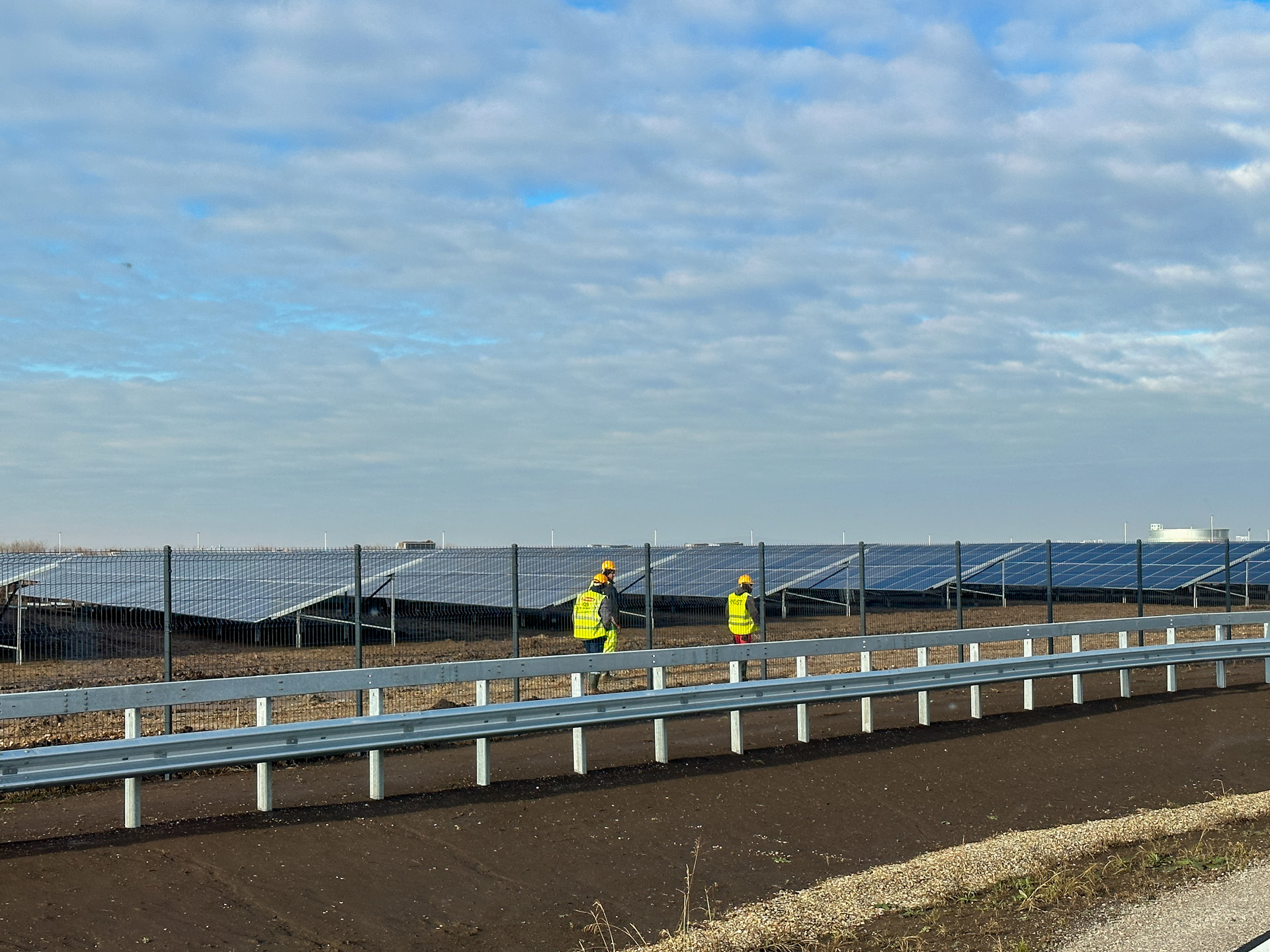 工場敷地内に太陽光発電システムを設置