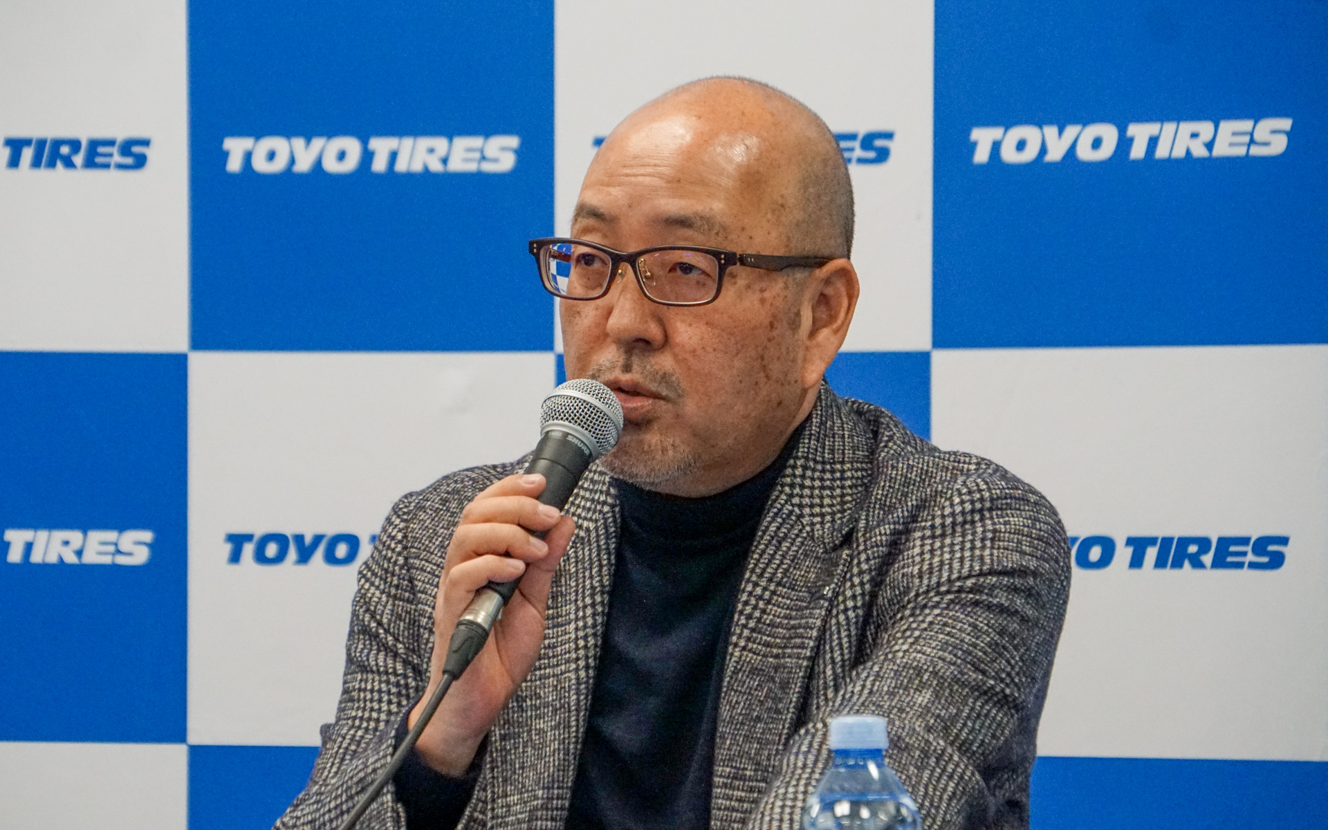 セルビア新工場で記者会見するTOYO TIRE株式会社 清水隆史社長