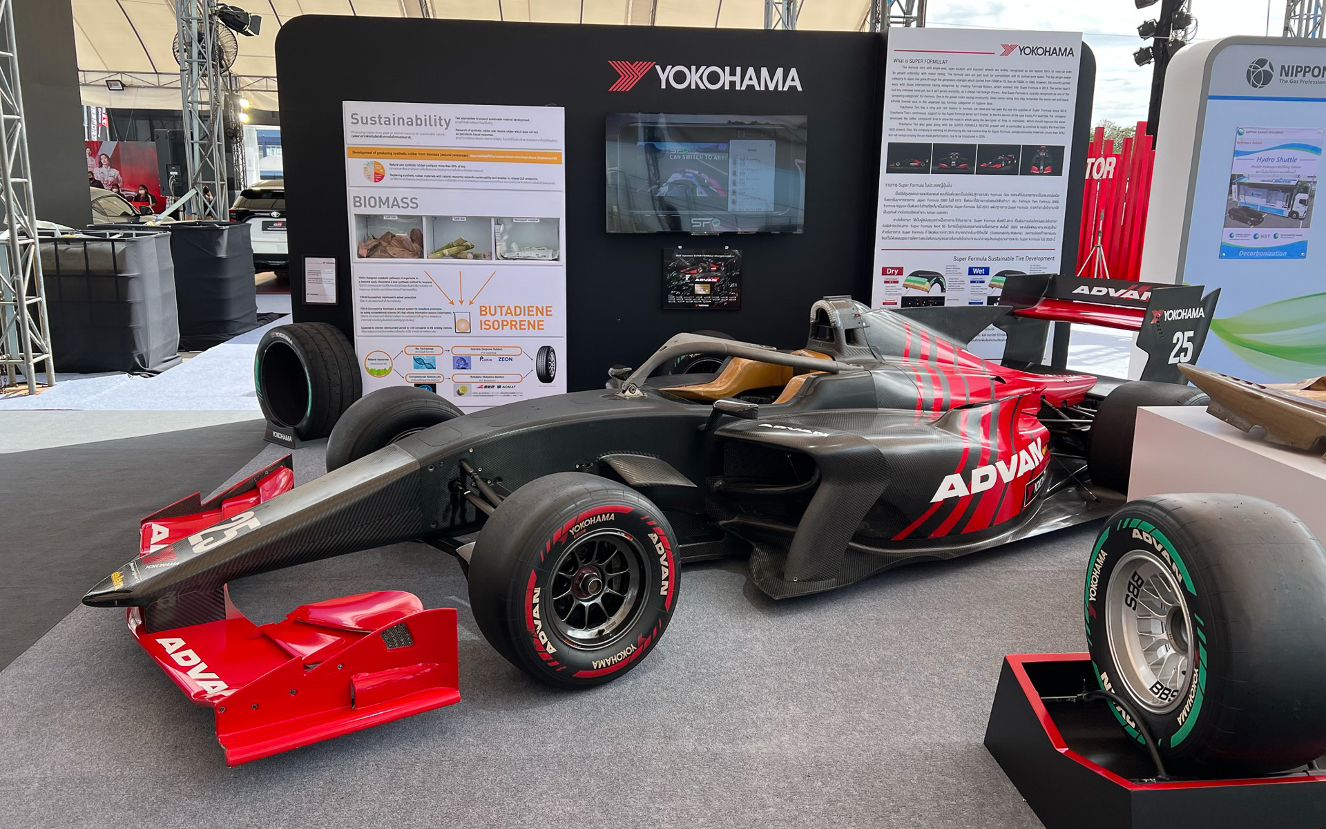 タイ25時間耐久レースに展示された、アドバンカラーのカーボンニュートラルテストマシン。タイでスーパーフォーミュラを見ることができたのは、ちょっとびっくり