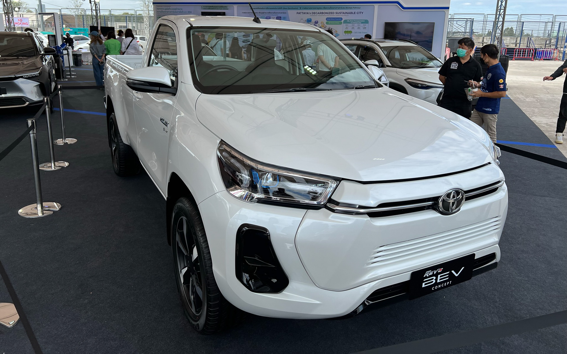 タイトヨタ60周年記念で世界初公開された新型バッテリEVピックアップ トヨタ ハイラックスRevo BEVコンセプト