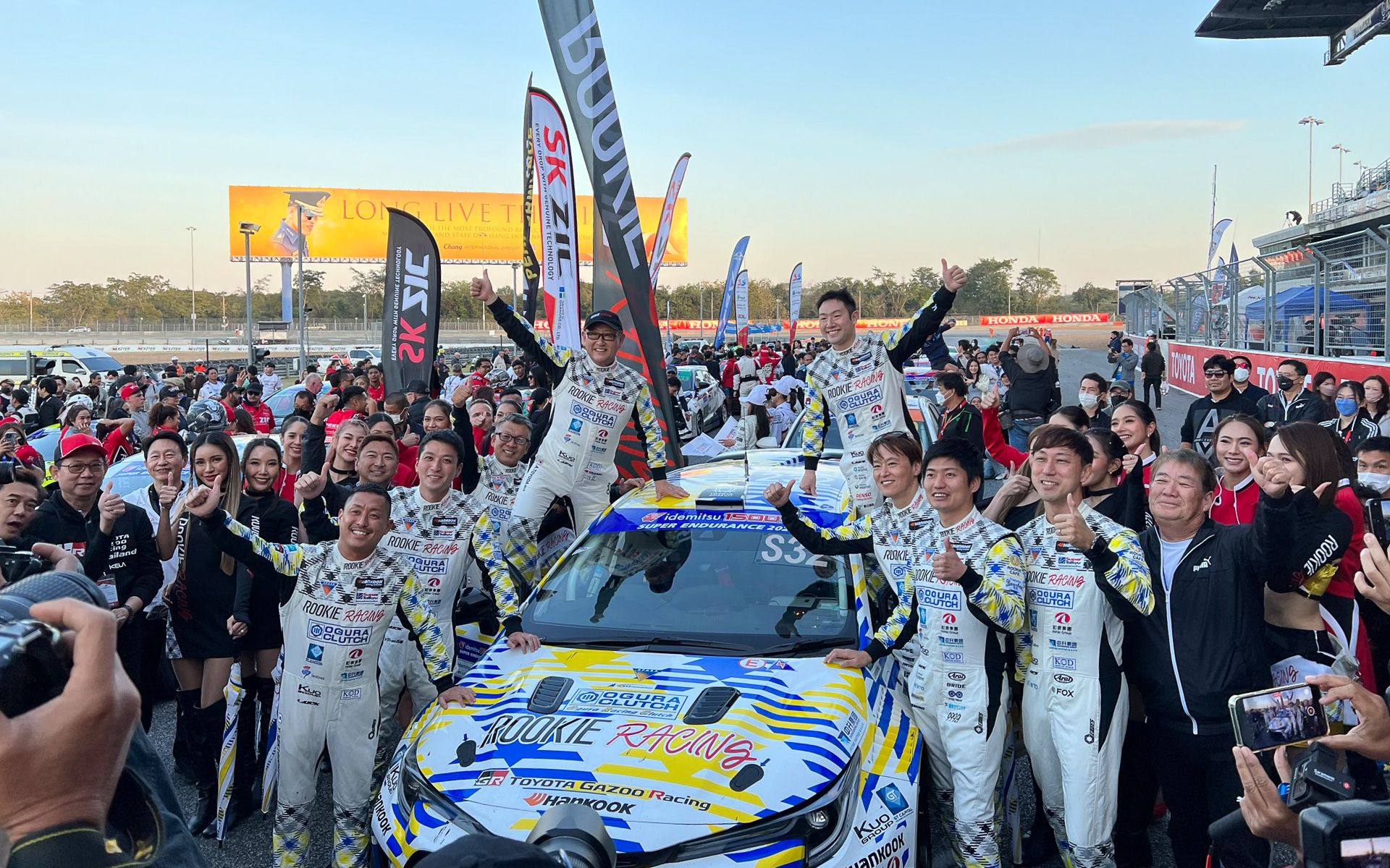 タイ25時間耐久レースゴール後の豊田社長