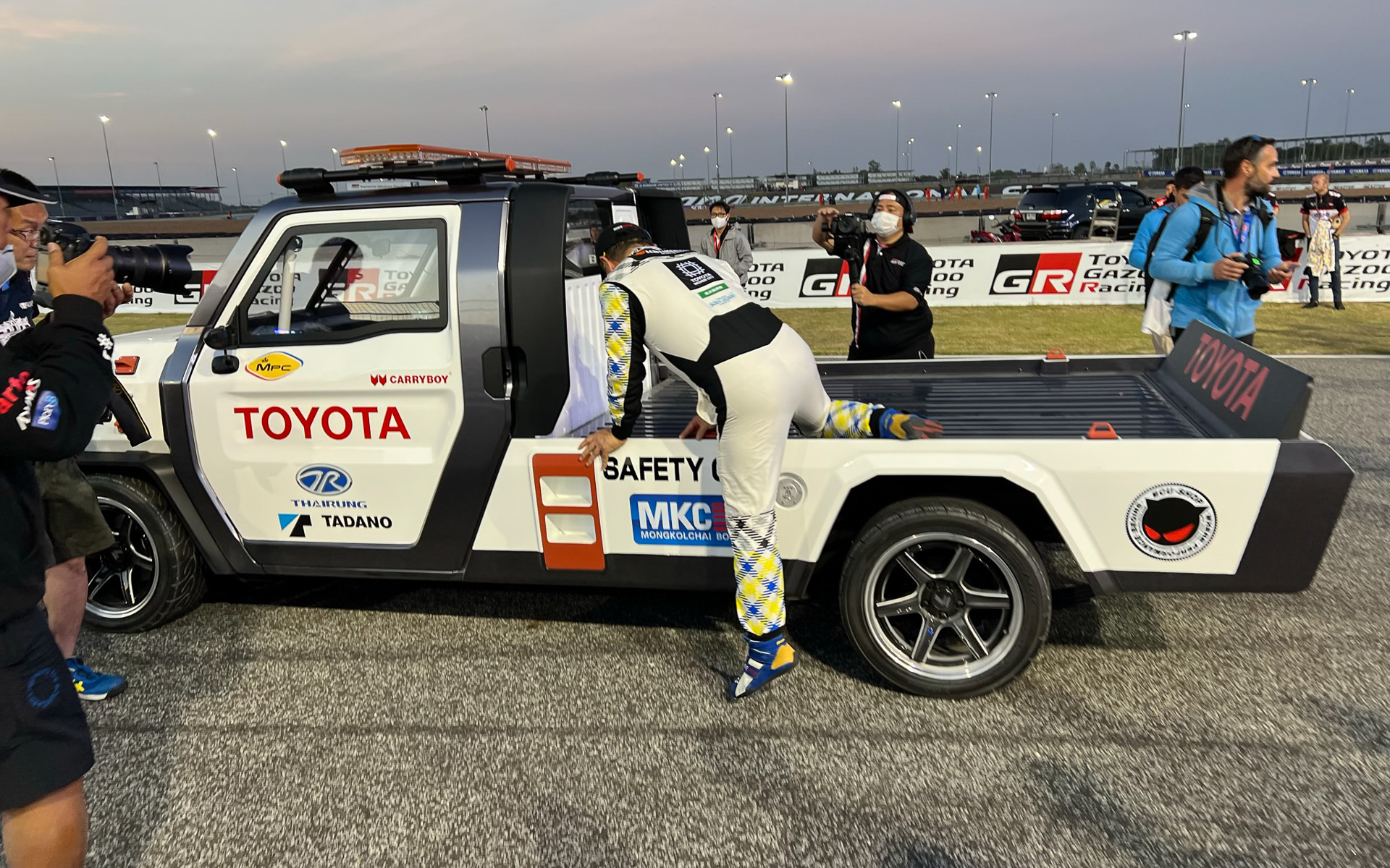 ゴール後、セーフティカー仕様の「IMV 0プロトタイプ」を見つけ、早速荷台に乗り込む豊田社長