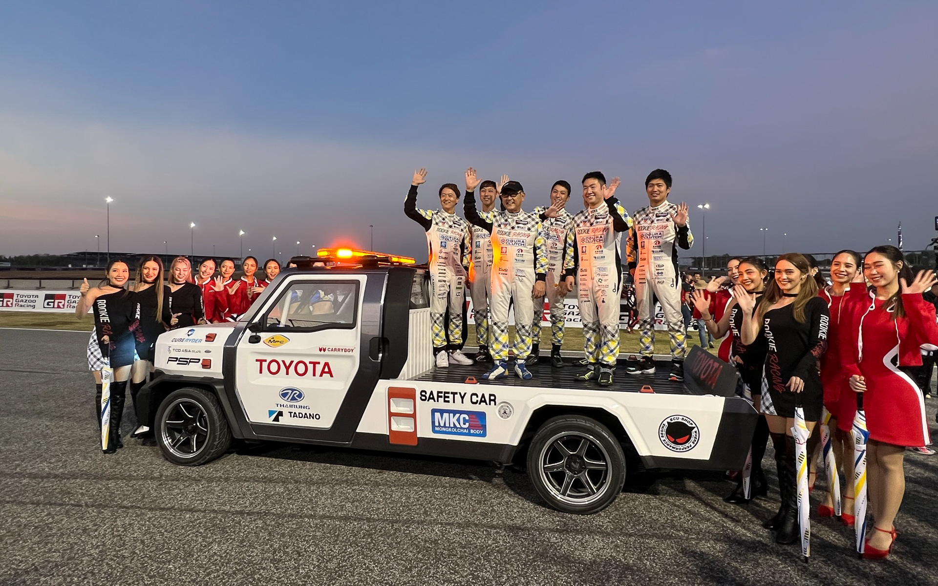 そして記念写真。新型車のアピール、さらにピックアップらならではの荷台の耐荷重もさりげなくアピール。クルマ愛でもあり、気配りでもある