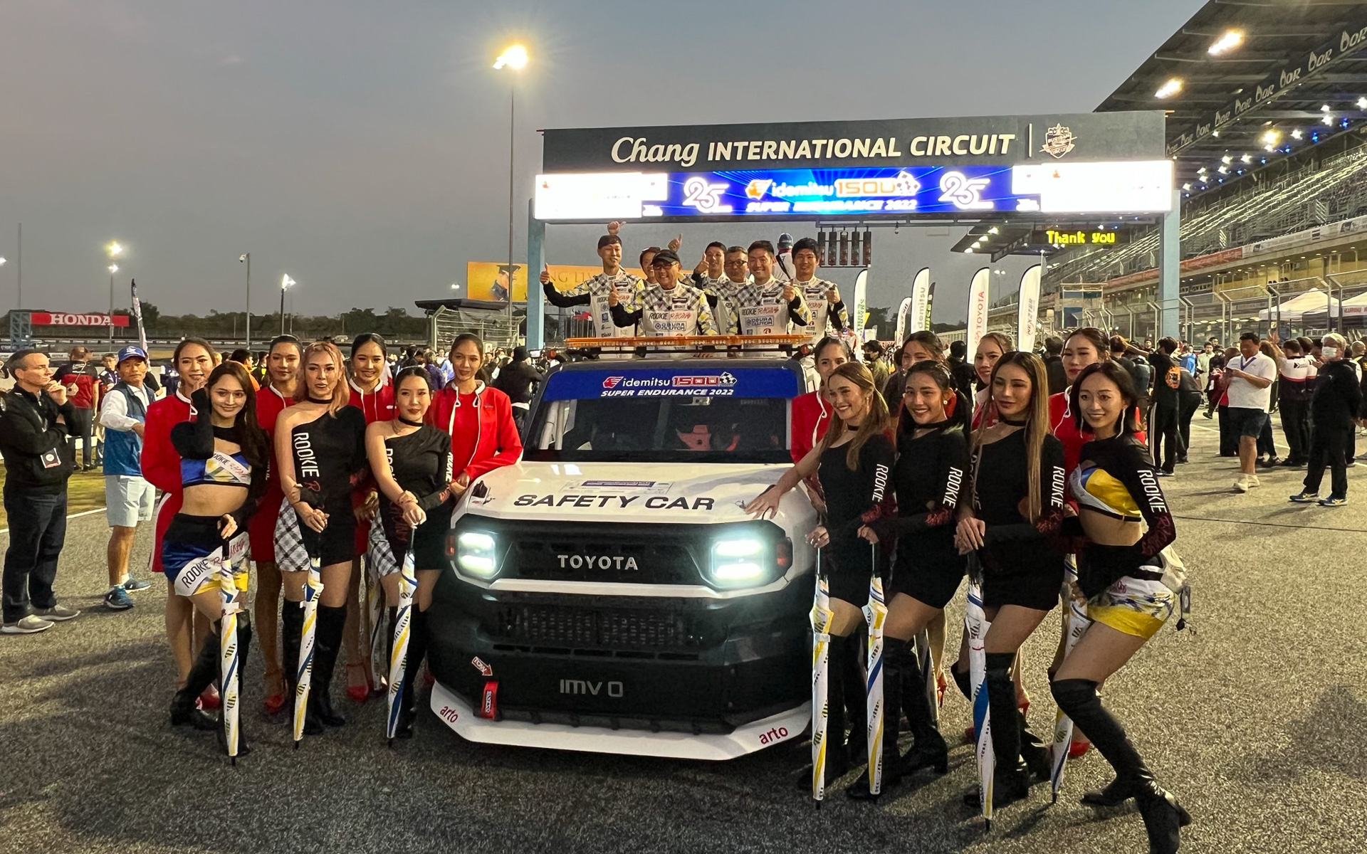 タイ25時間耐久レース終了後、世界初公開した「IMV 0 プロトタイプ（セーフティカー仕様）」と一緒に記念写真に収まるトヨタ自動車株式会社 代表取締役 豊田章男社長