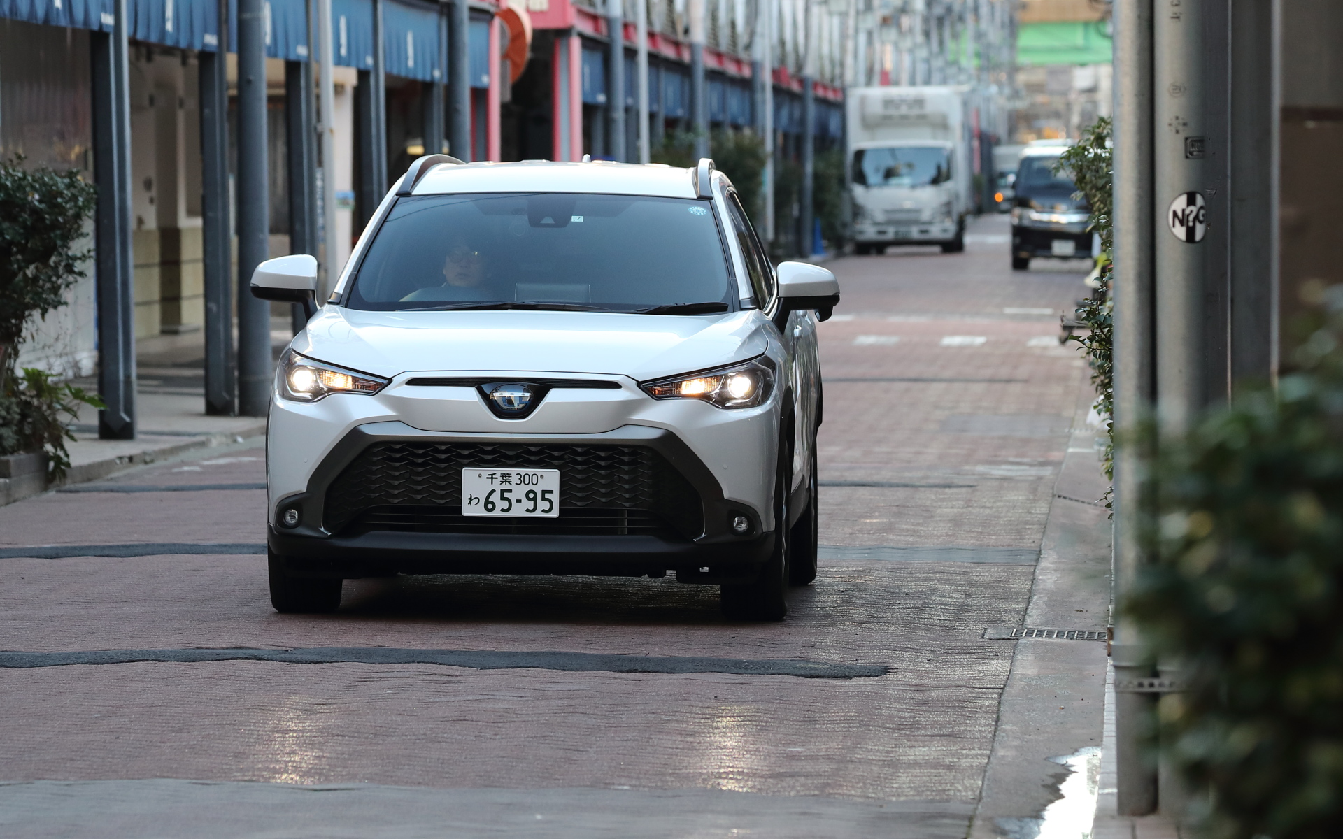 ノーマル車両。市街地ではよくある道路のつなぎ目や段差。何気ない小さな段差でも違いは感じられた