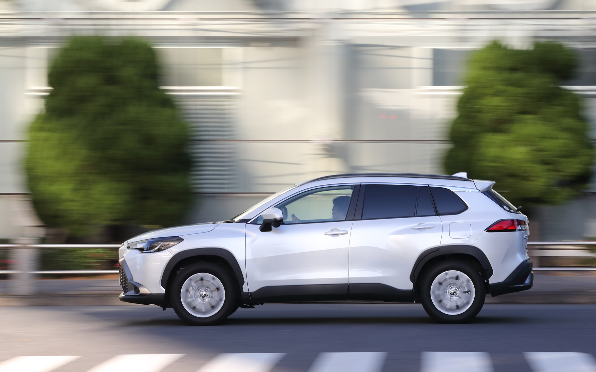 ノーマルは重心そのものが低く、ダンパーがねっとりとロールを制御する感じ