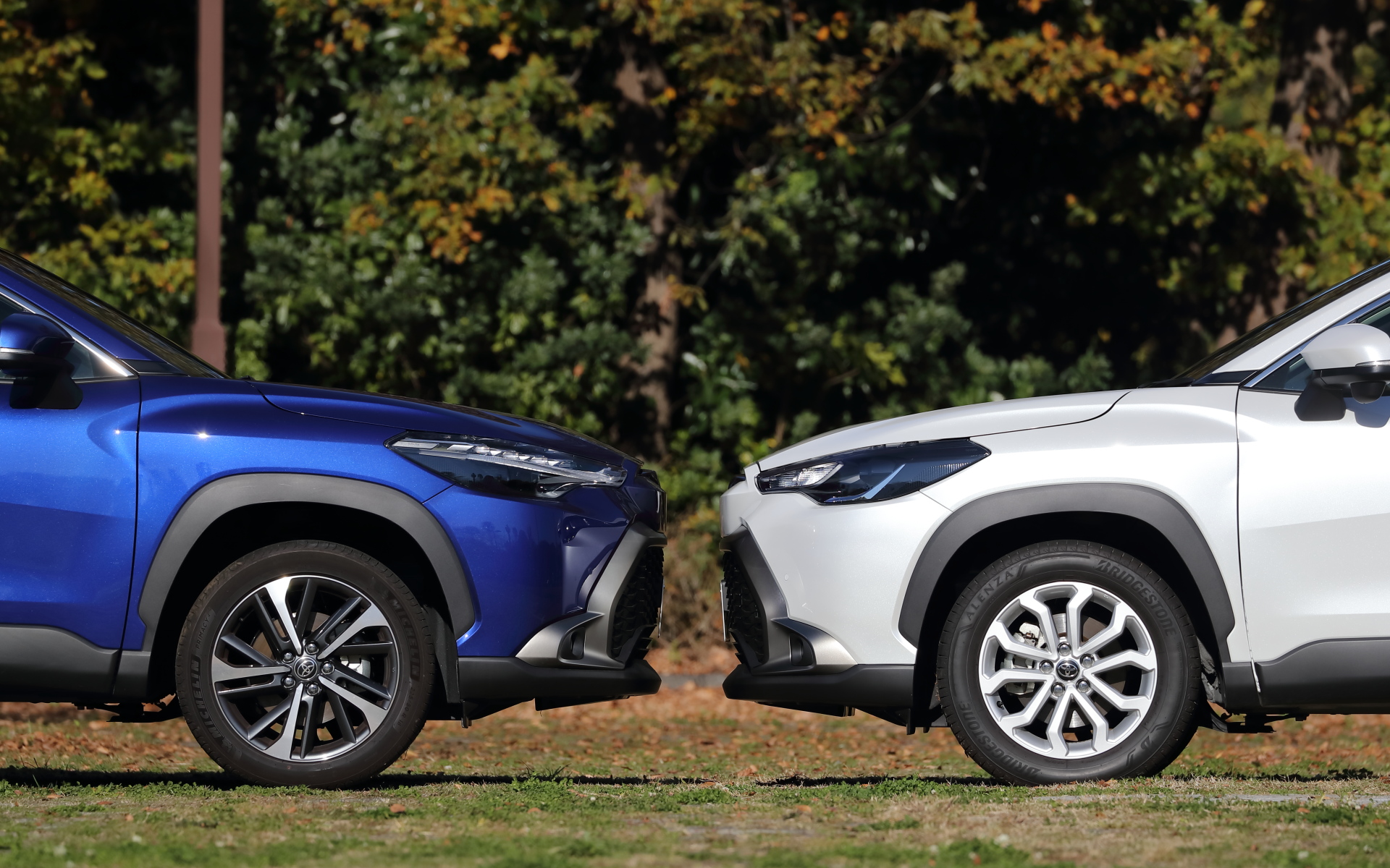 左がマルチロード装着車両、右はノーマルの状態。サイドミラーやフォグランプ、フロントアンダースポイラーを比較すると車高の違いが分かる