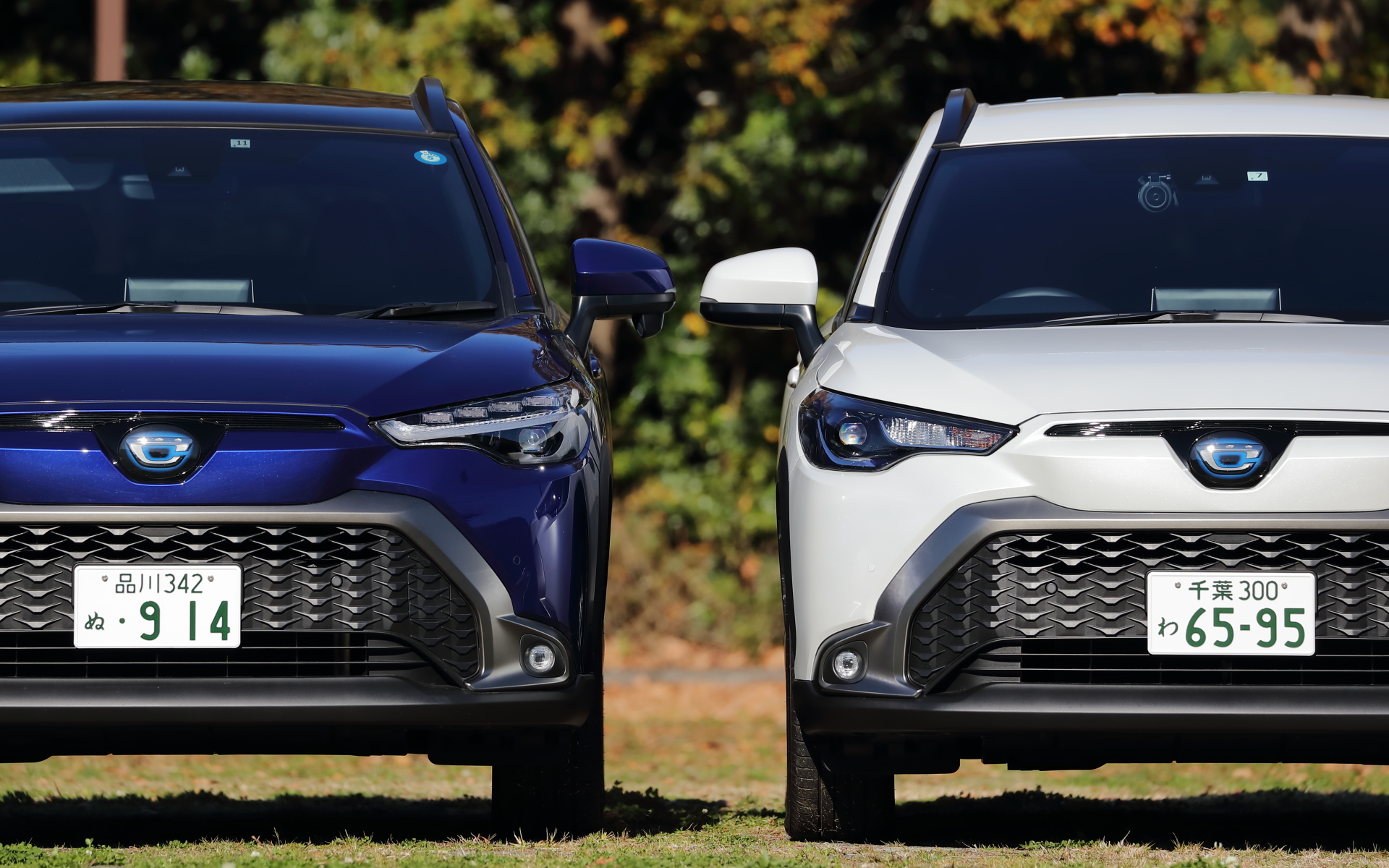 左がマルチロード装着車両、右はノーマルの状態。サイドミラーやフォグランプ、フロントアンダースポイラーを比較すると車高の違いが分かる