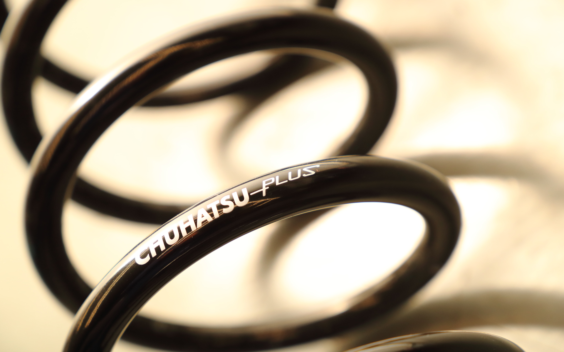 マルチロードの表面は耐チップ1コート粉体塗装が施され、サビにも飛び石にも寒冷地の塩化カルシウムによる塩害にも強いという