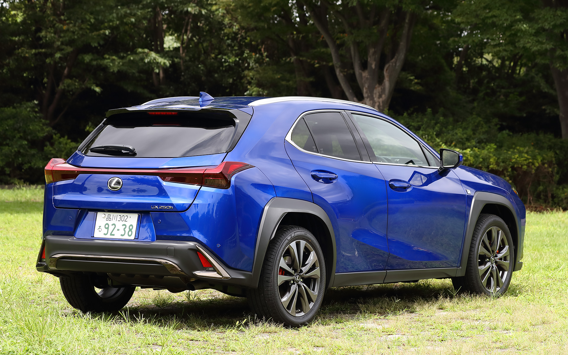 UX 250h F SPORT（504万1000円）。ボディサイズは4495×1840×1540mm（全長×全幅×全高）、ホイールベースは2640mm