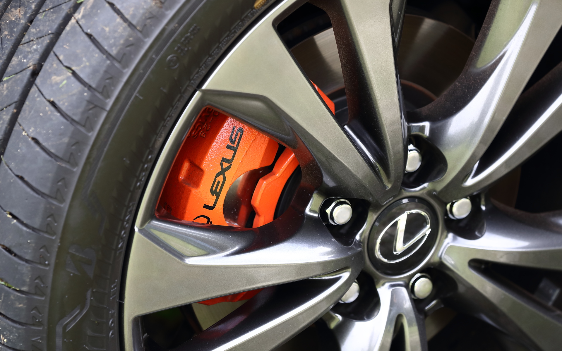 ランフラットタイヤとなるブリヂストン「ALENZA 001」（225/50RF18 95V）に組み合わせるホイールは、18×7Jサイズの“F SPORT”専用アルミホイール（ダークプレミアムメタリック塗装）。オレンジのブレーキキャリパーもF SPORT専用