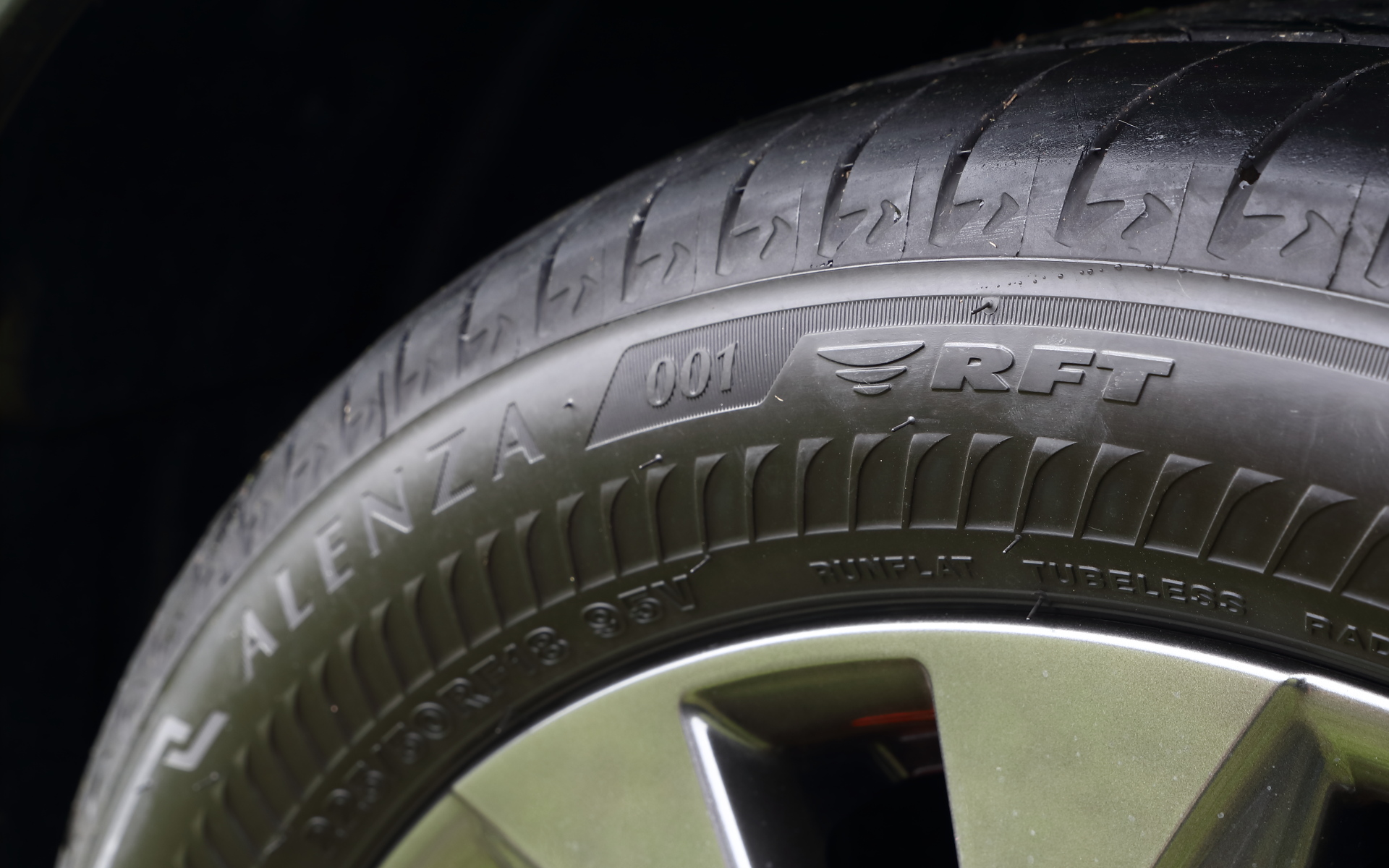 ランフラットタイヤとなるブリヂストン「ALENZA 001」（225/50RF18 95V）に組み合わせるホイールは、18×7Jサイズの“F SPORT”専用アルミホイール（ダークプレミアムメタリック塗装）。オレンジのブレーキキャリパーもF SPORT専用