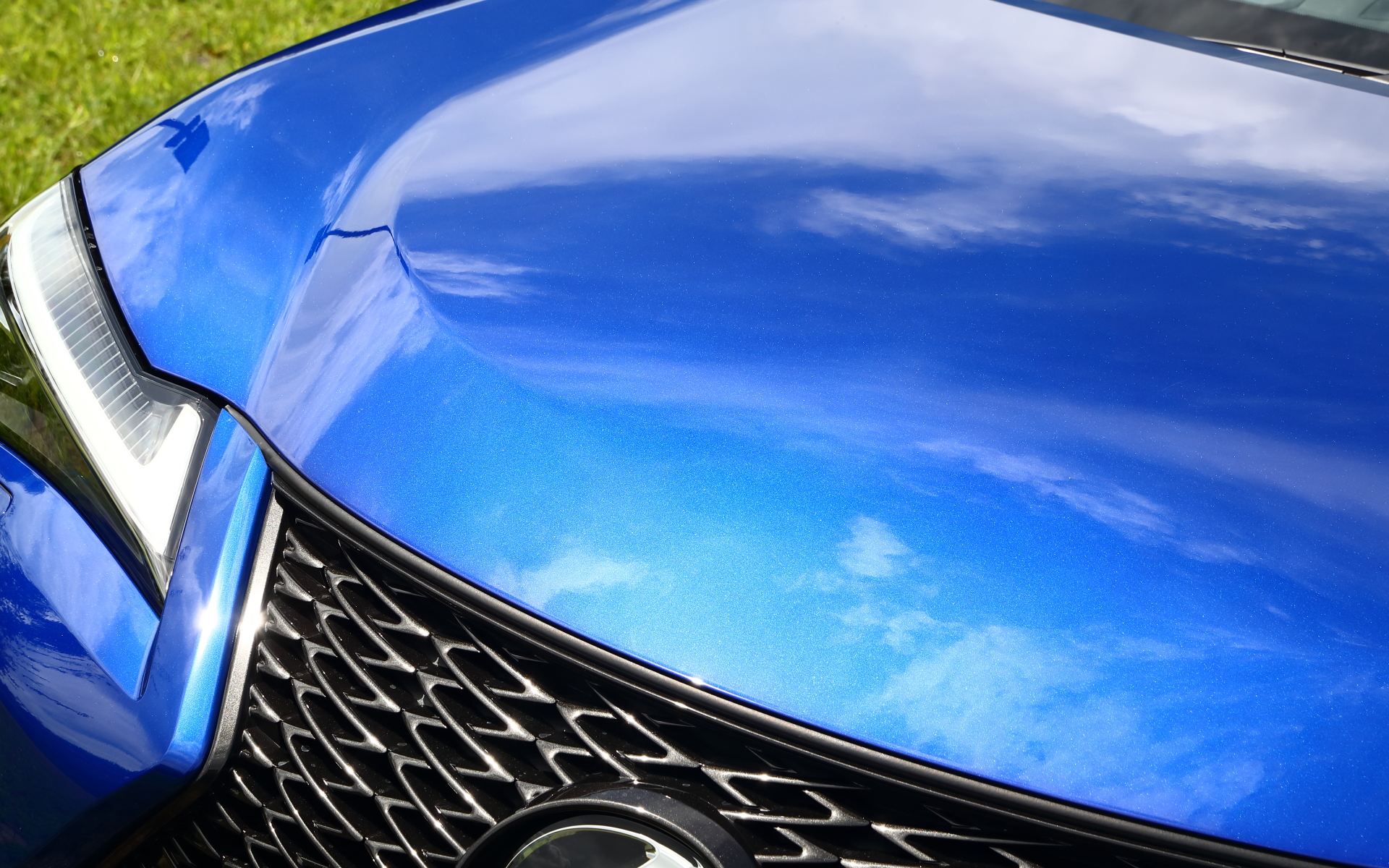 ボディカラーはヒートブルーコントラストレイヤリング。F SPORTのエンブレムが輝く