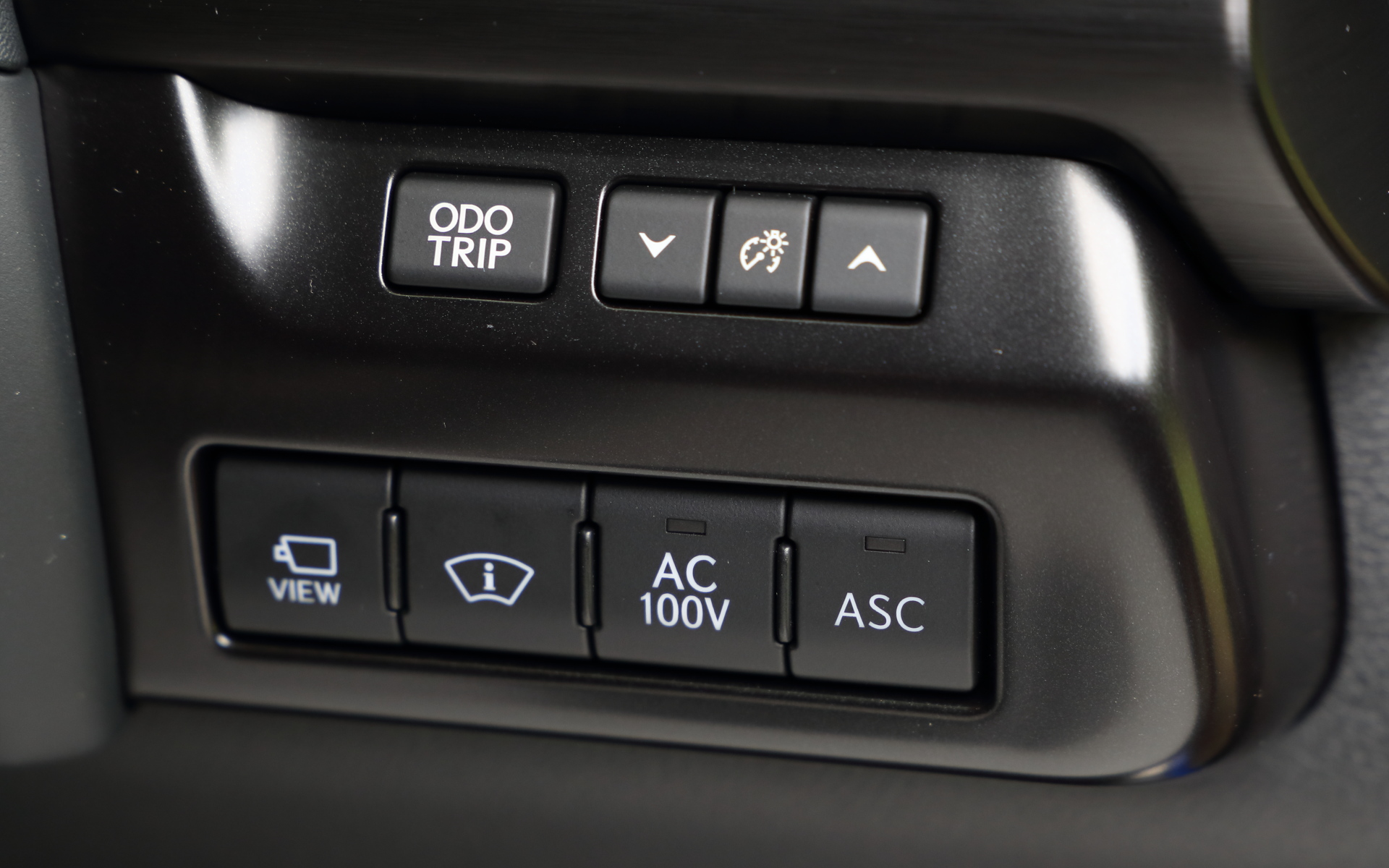 ステアリングはF SPORT専用のディンプル本革ステアリング（パドルシフト付）。ステアリングスポーク右側にはカラーヘッドアップディスプレイやアクティブサウンドコントロール（ASC）などのスイッチ類を配置