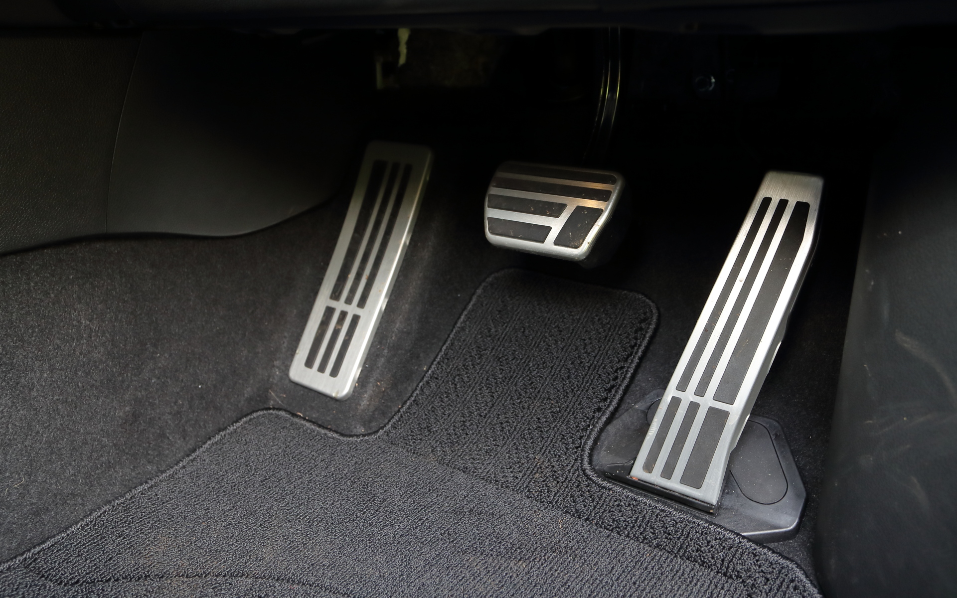 シートもF SPORT専用。アルミ製スポーツペダル＆フットレストも専用品となる