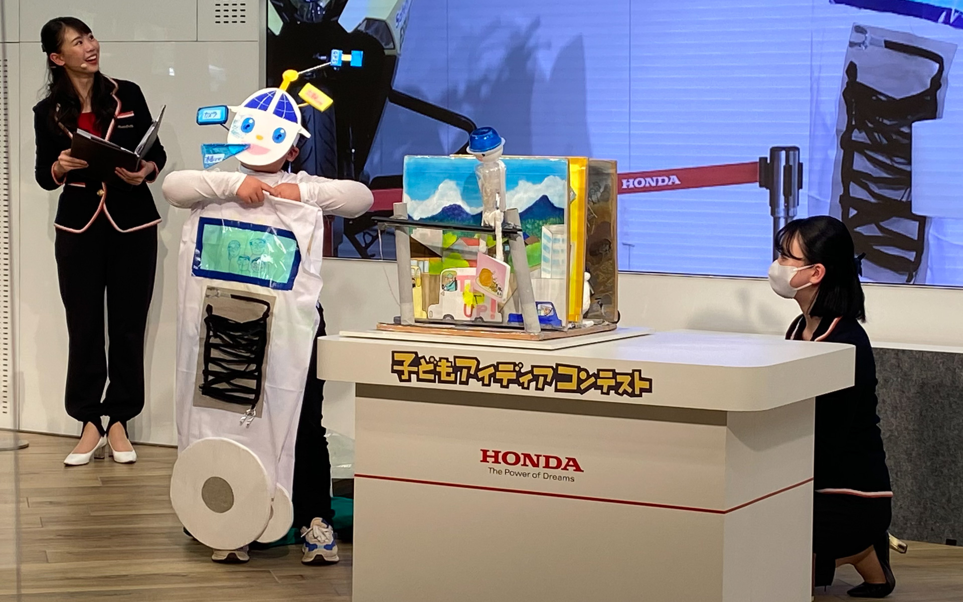 高学年の部の発表トップバッターでありながら、「そこのお客さん、ちょっと寄ってって」みたいな八百屋の呼び込みみたいなプレゼンがとても楽しく、会場を爆笑の渦に巻き込んだ、千葉県の小学4年生・永井秀弥さんの作品「おとどけ ヤジロベー」。買い物が大変なおじいちゃんに喜んでもらうために、電線の上を通って荷物を配達してくれるヤジロベーがとっても可愛く、アイディア満載でした