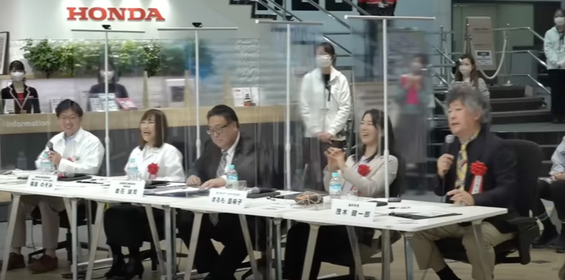 今回の審査員は茂木健一郎さんをはじめ、温かい視点とユーモアいっぱいの本田技研の倉石会長、「藻」の研究で世界の役に立ちたいという長年の夢を実現して頑張っている、エンジニアの福島さん、ライディングアシストの研究をしている住岡さんと、個性あふれる面々とご一緒させていただき、控室での話もものすごく面白かったです。私も名前が「まるも」だけにマリモをはじめ「藻」には興味津々なので、近いうちに研究室を取材させてください！　と申し込んじゃいました（笑）