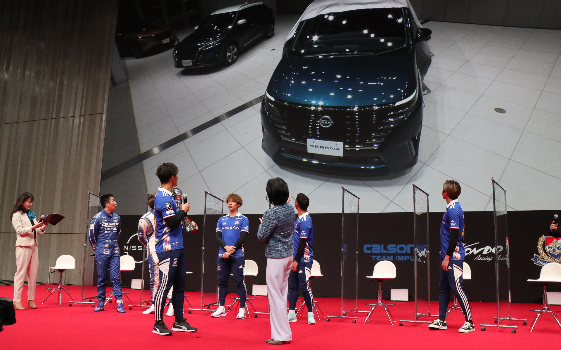 Jリーグの年間MVPを獲得した岩田智輝選手にサプライズプレゼントとして「セレナ」が贈られることが発表されたシーン。岩田選手自身にも完全サプライズで進められており「本当にいいんですか!?」と驚きを隠せない様子だった