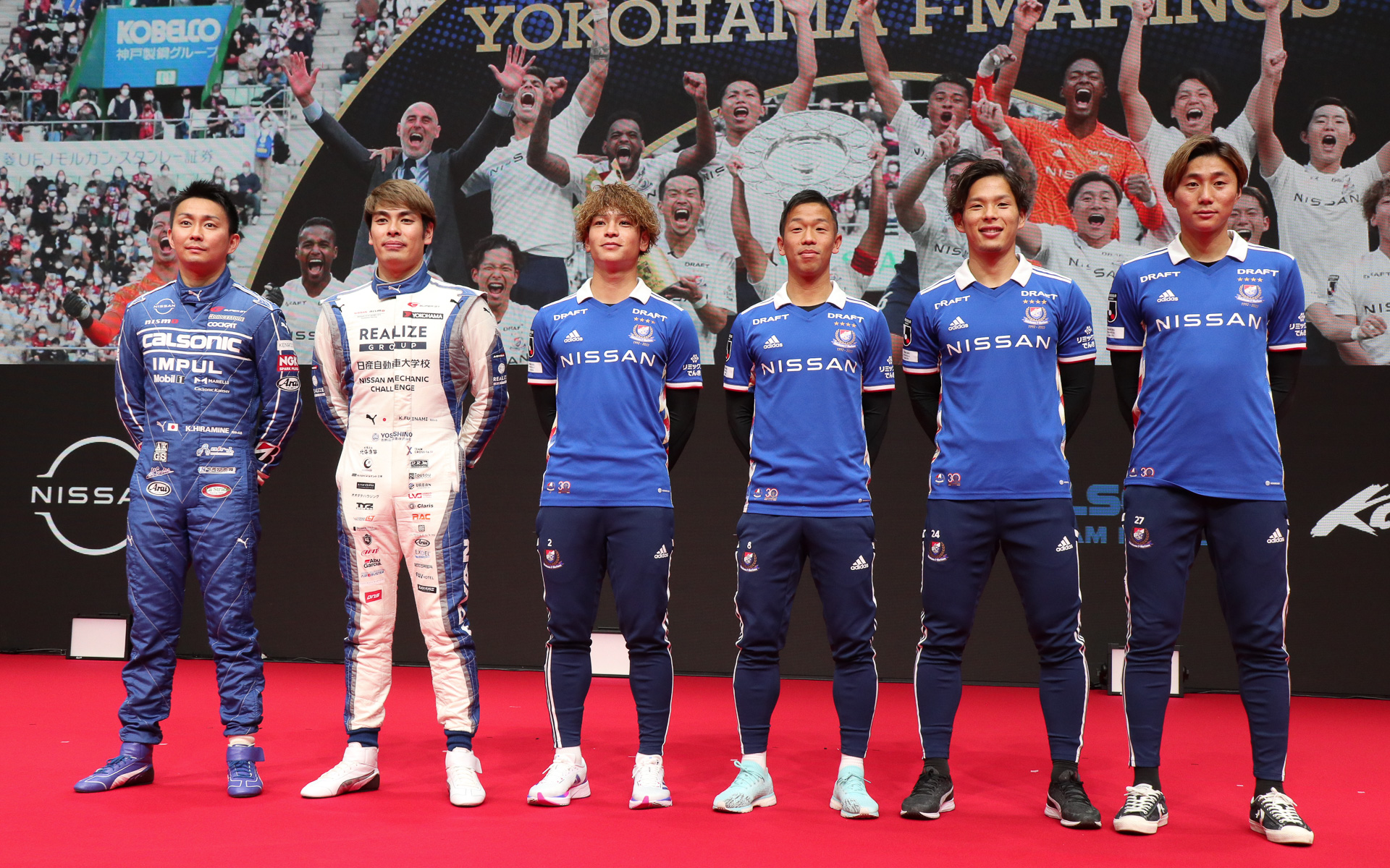 「日産 presents チャンピオン記念トークショー」に参加したゲストの6人。左からTEAM IMPULの平峰一貴選手、KONDO RACINGの藤波清斗選手、横浜 F・マリノスの永戸勝也選手、喜田拓也選手、岩田智輝選手、松原健選手