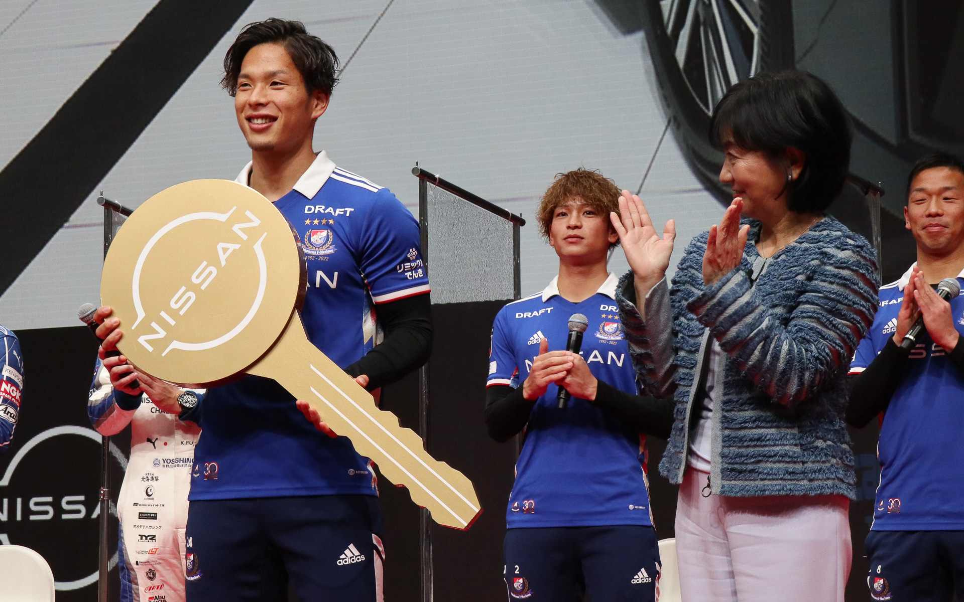 ステージ上で日産自動車 執行役副社長 星野朝子氏から岩田選手にマスコットキーが手渡された