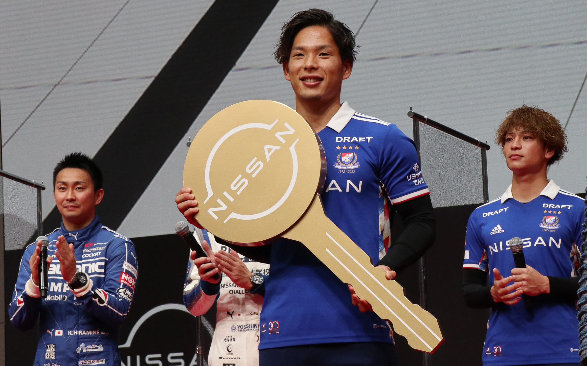 ステージ上で日産自動車 執行役副社長 星野朝子氏から岩田選手にマスコットキーが手渡された