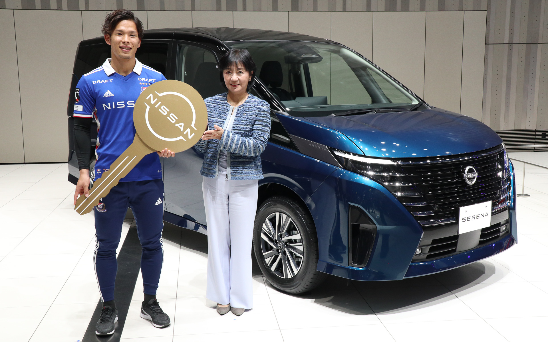 プレゼントされたセレナの前で、岩田選手と星野氏が記念撮影