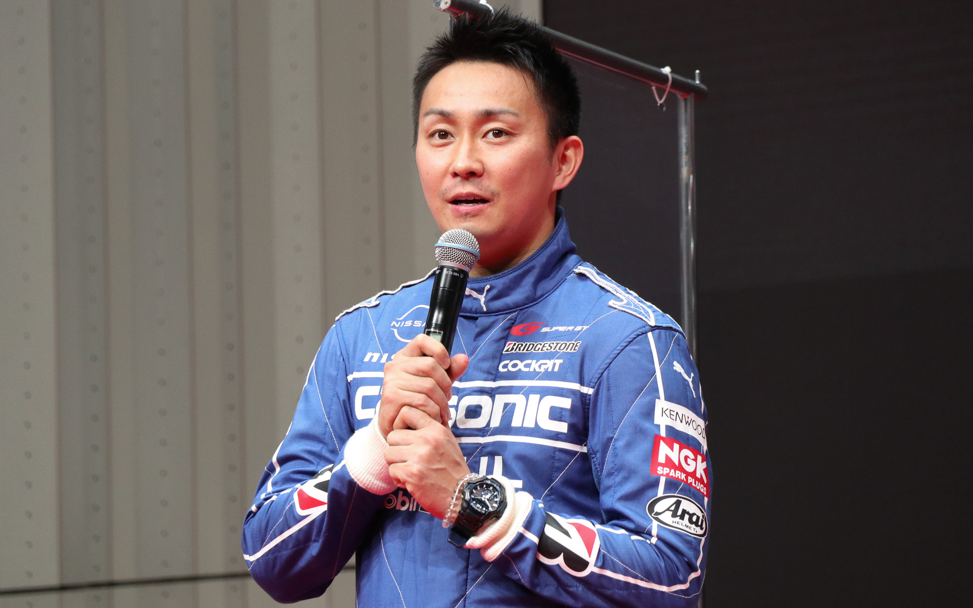 チャンピオン獲得の要因について平峰選手は「まさに今日、ここに来ていただいているようなファンの皆さんに応援していただいたおかげです！　ありがとうございます。応援があることで僕らドライバーだけでなく、チームのみんなも、星野（一義）監督も凄く喜んでいます。そんな支えがあったからこそ僕らはここまで乗り越えてこられたと思います」と感謝の言葉を口にした