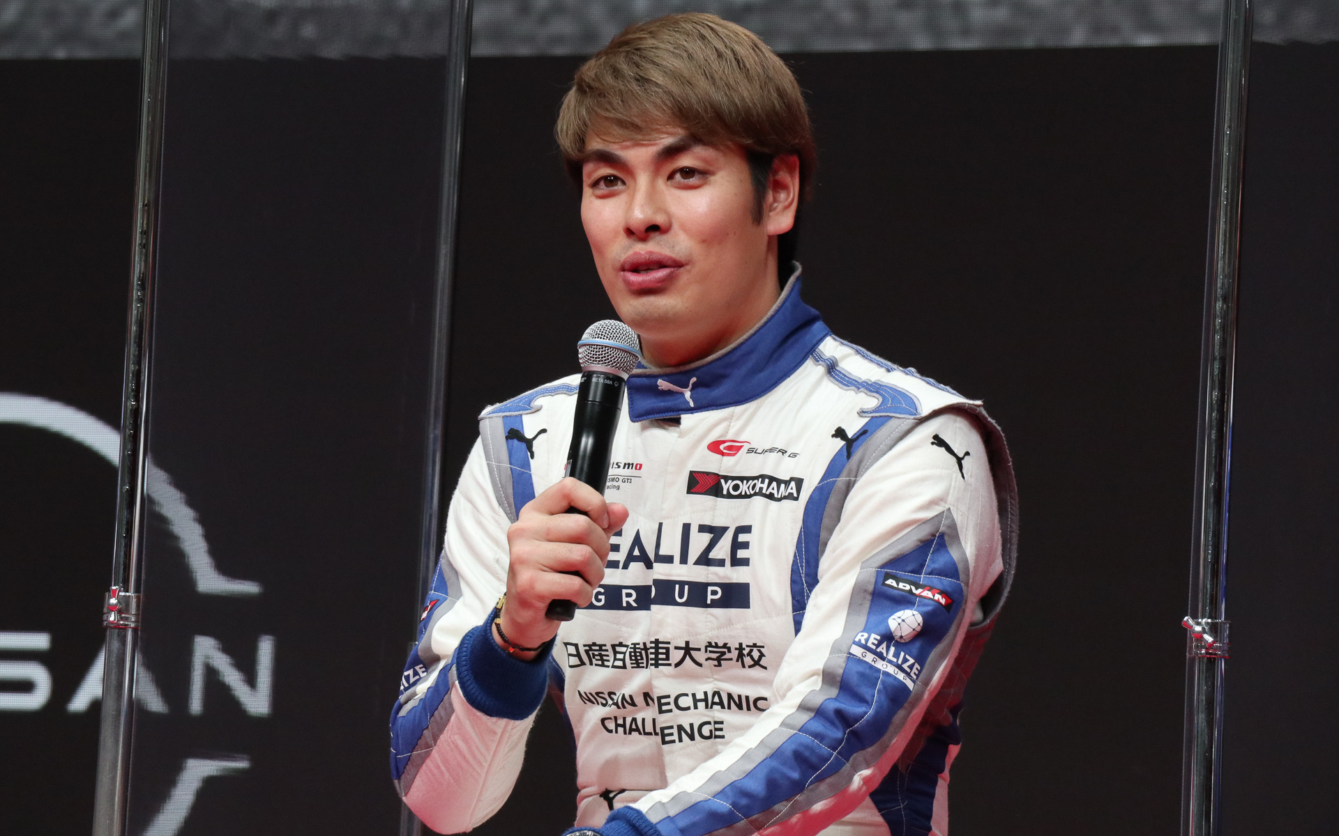 チャンピオン獲得の要因を藤波選手は「平峰選手からもあったように、ファンの皆さんの声援のおかげですね。レースが年間8戦あるなかで、よいときもわるいときもあるのですが、わるいときにも応援し続けてくれるファンがいるから頑張れる、それに尽きます。苦しいときもありますが、サーキットに来てくれたり、SNSであったりで応援メッセージをもらって『これじゃいかんな』と思わせてくれることが凄く幸せです。みんなの気持ちを背負って走らせてもらえることに本当に感謝ですね」と説明