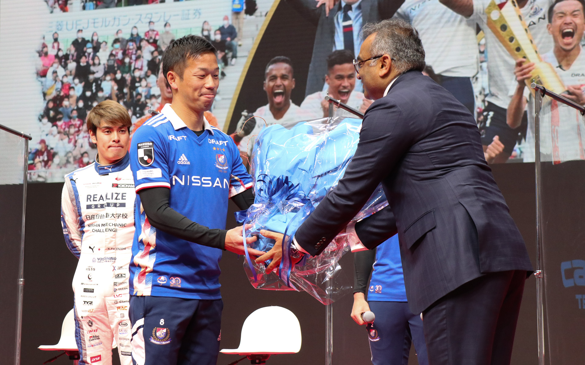 喜田選手（上段）、平峰選手（中段）、藤波選手（下段）の3人にグプタ氏から記念の花束が手渡された