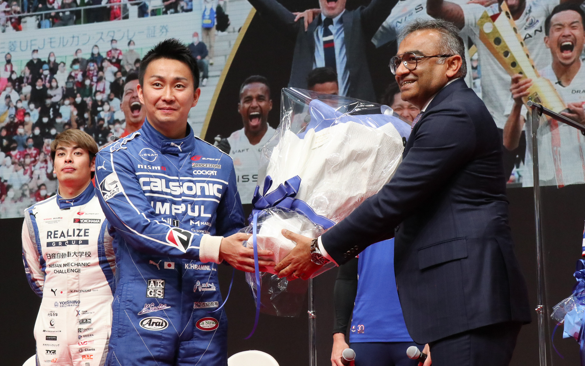 喜田選手（上段）、平峰選手（中段）、藤波選手（下段）の3人にグプタ氏から記念の花束が手渡された