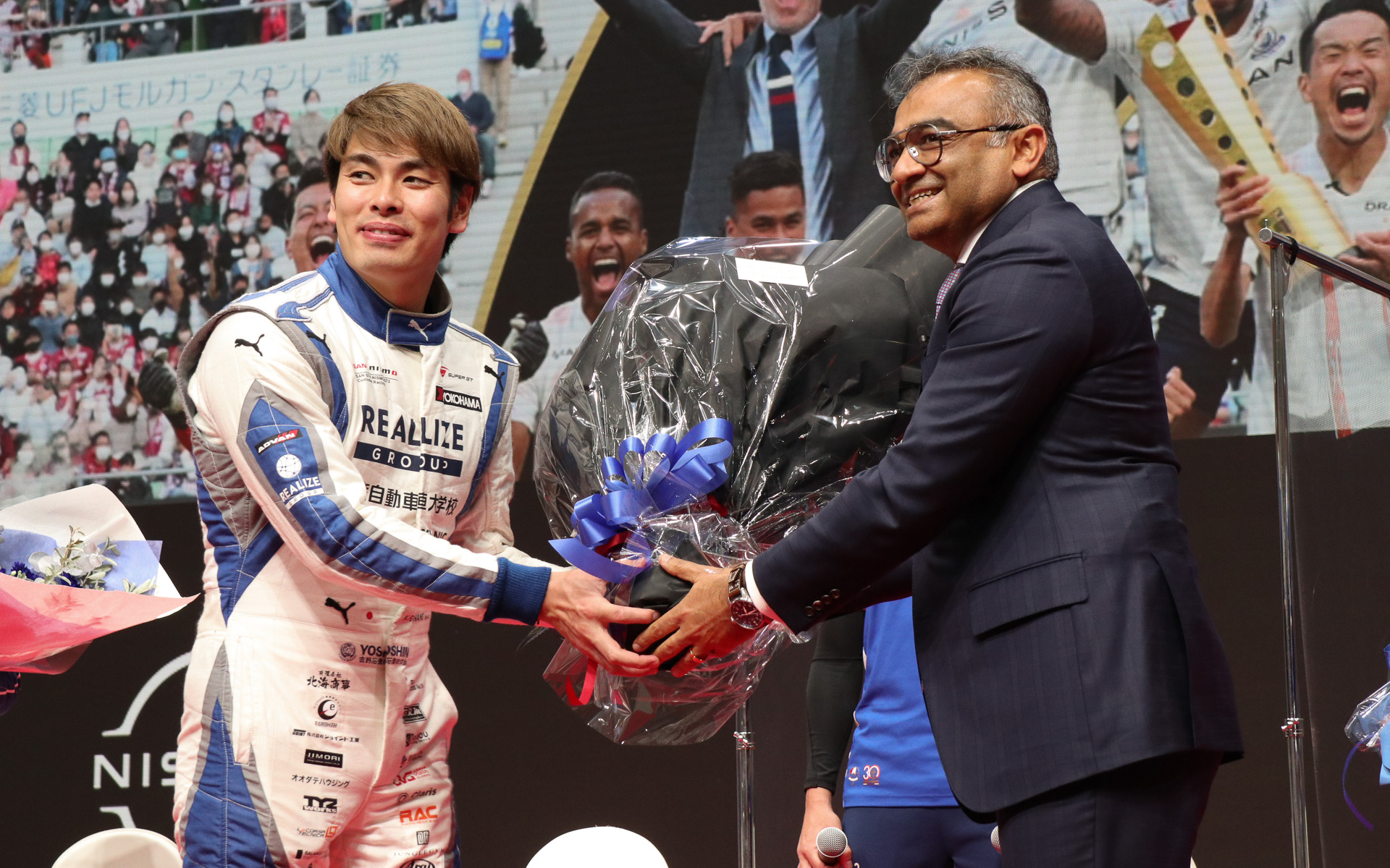 喜田選手（上段）、平峰選手（中段）、藤波選手（下段）の3人にグプタ氏から記念の花束が手渡された