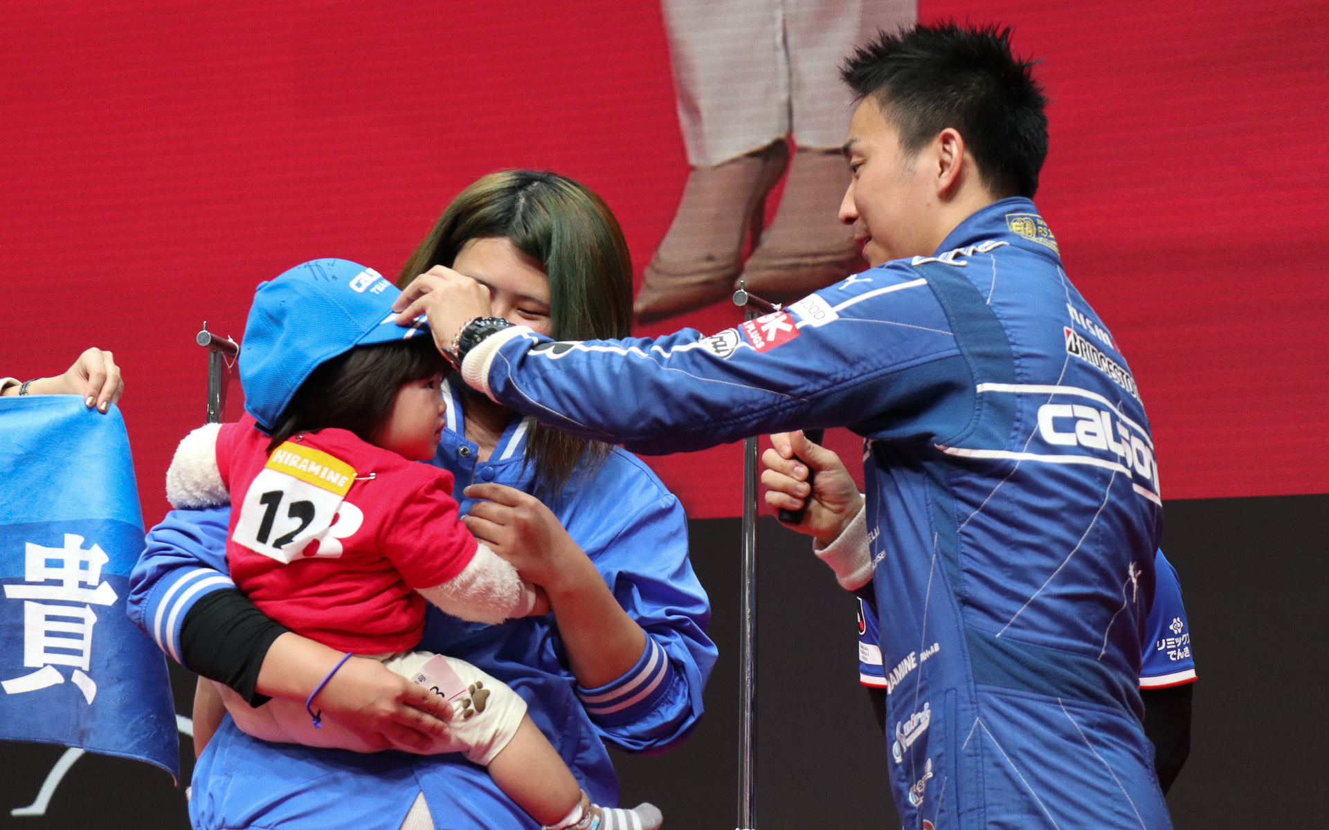 平峰選手のサイン入りキャップは、背中に「＃12 HIRAMINE」のゼッケンを付けて来場した子供に贈られた