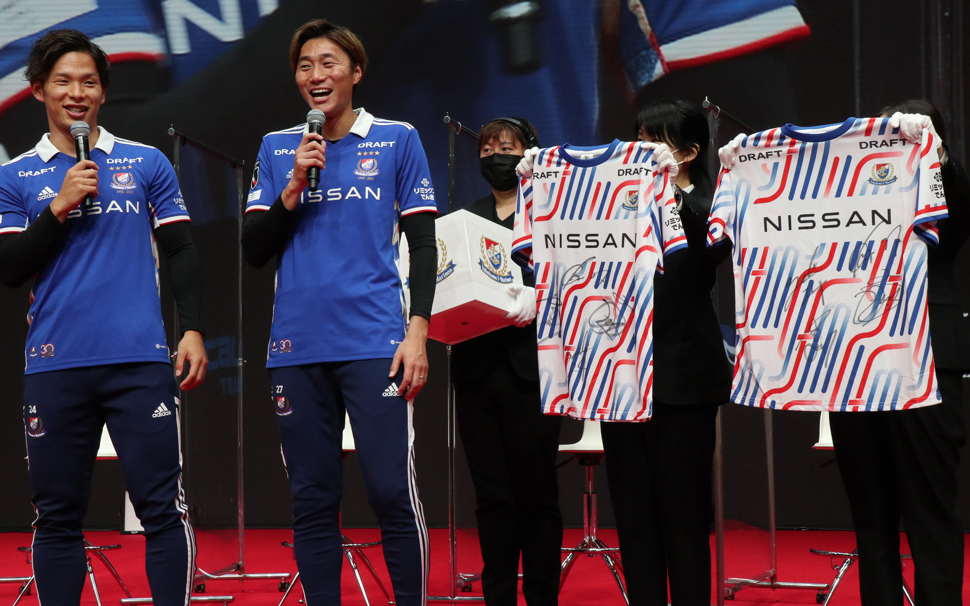 横浜 F・マリノスが用意したのは、今シーズンに観戦者向けのプレゼントとして配布された「夏ユニ」と呼ばれる記念品。2着とも女性来場者が当選したが、「スカートと合わせてもかわいいかも」と言われるデザインとなっていた