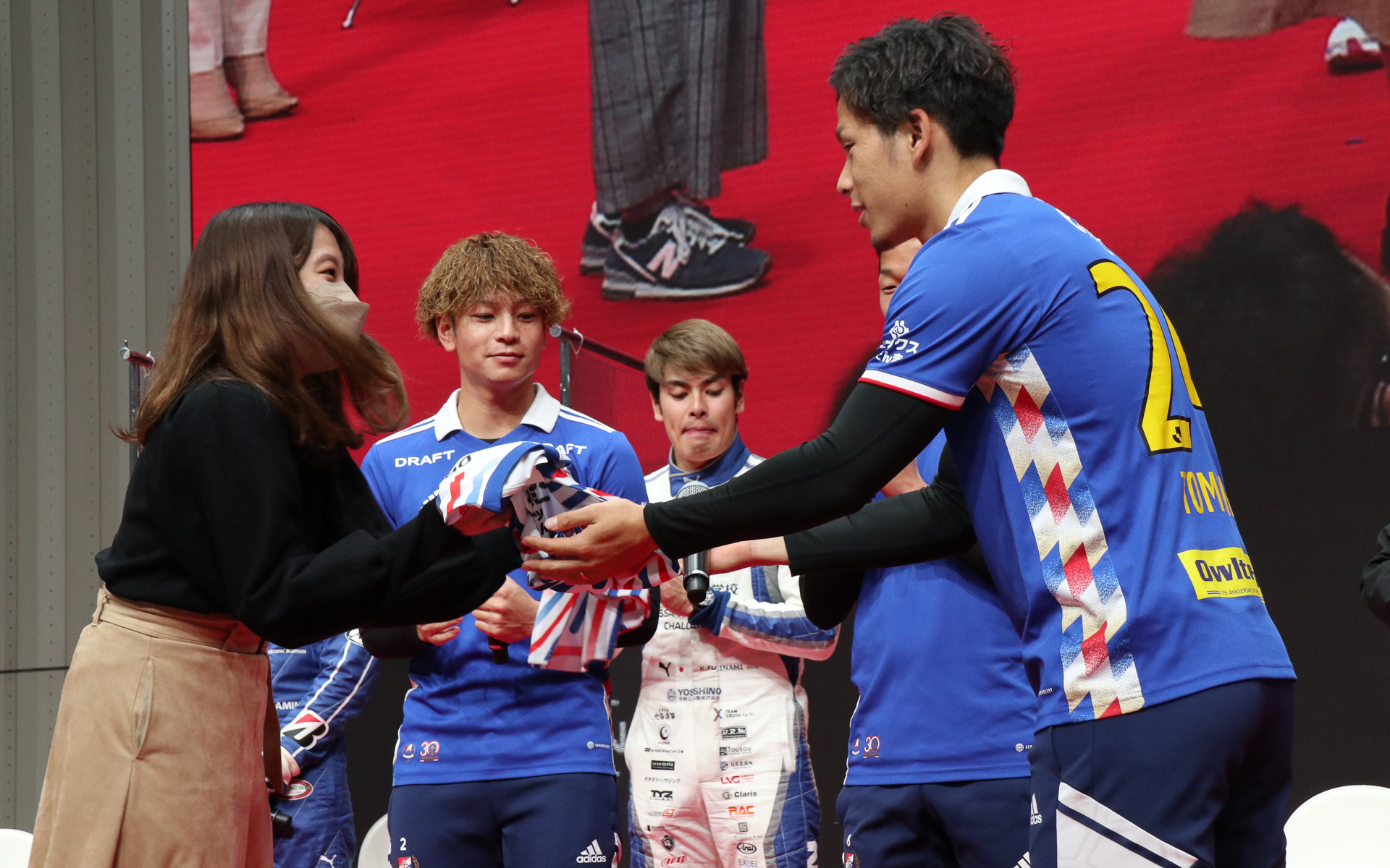 横浜 F・マリノスが用意したのは、今シーズンに観戦者向けのプレゼントとして配布された「夏ユニ」と呼ばれる記念品。2着とも女性来場者が当選したが、「スカートと合わせてもかわいいかも」と言われるデザインとなっていた