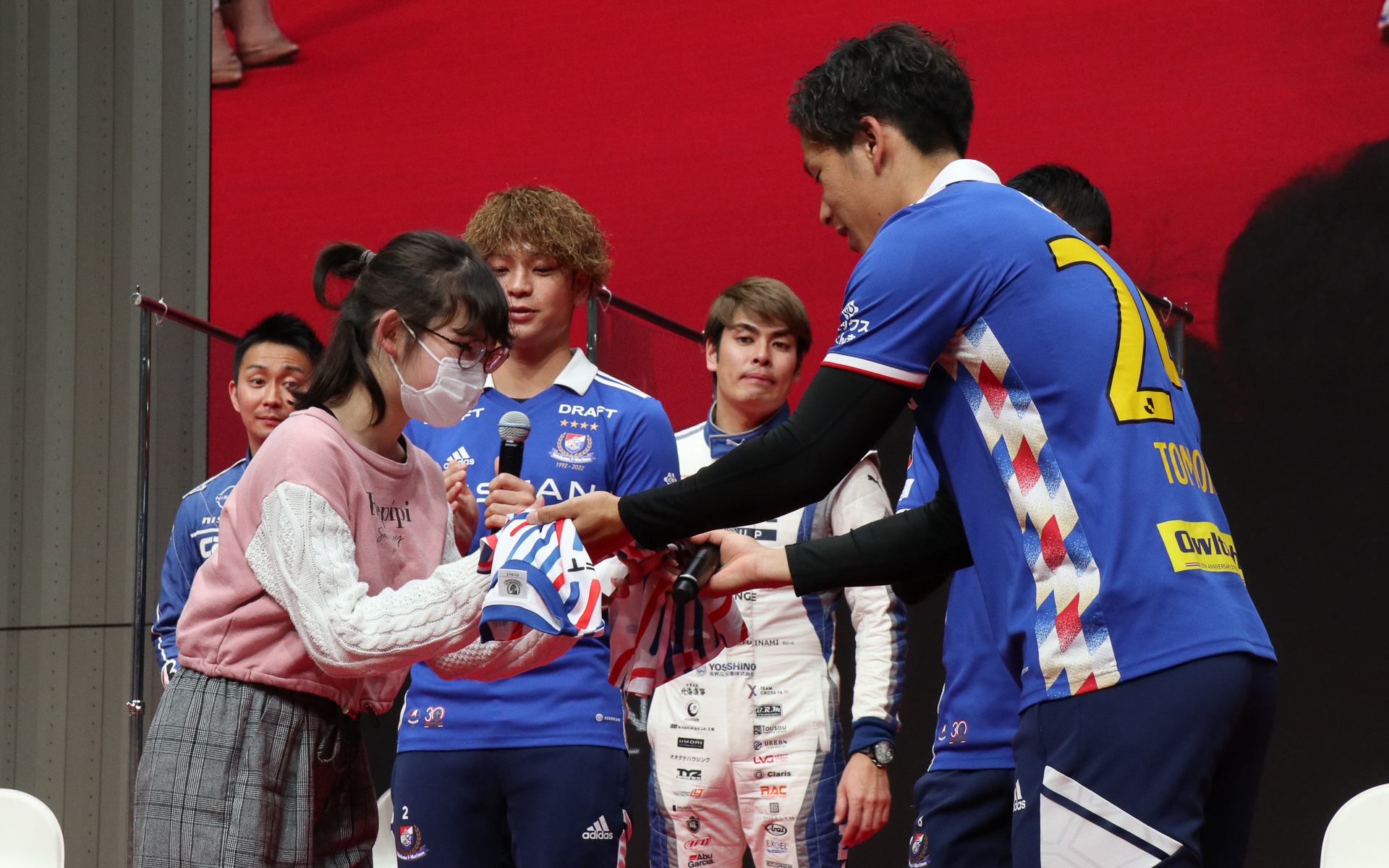 横浜 F・マリノスが用意したのは、今シーズンに観戦者向けのプレゼントとして配布された「夏ユニ」と呼ばれる記念品。2着とも女性来場者が当選したが、「スカートと合わせてもかわいいかも」と言われるデザインとなっていた