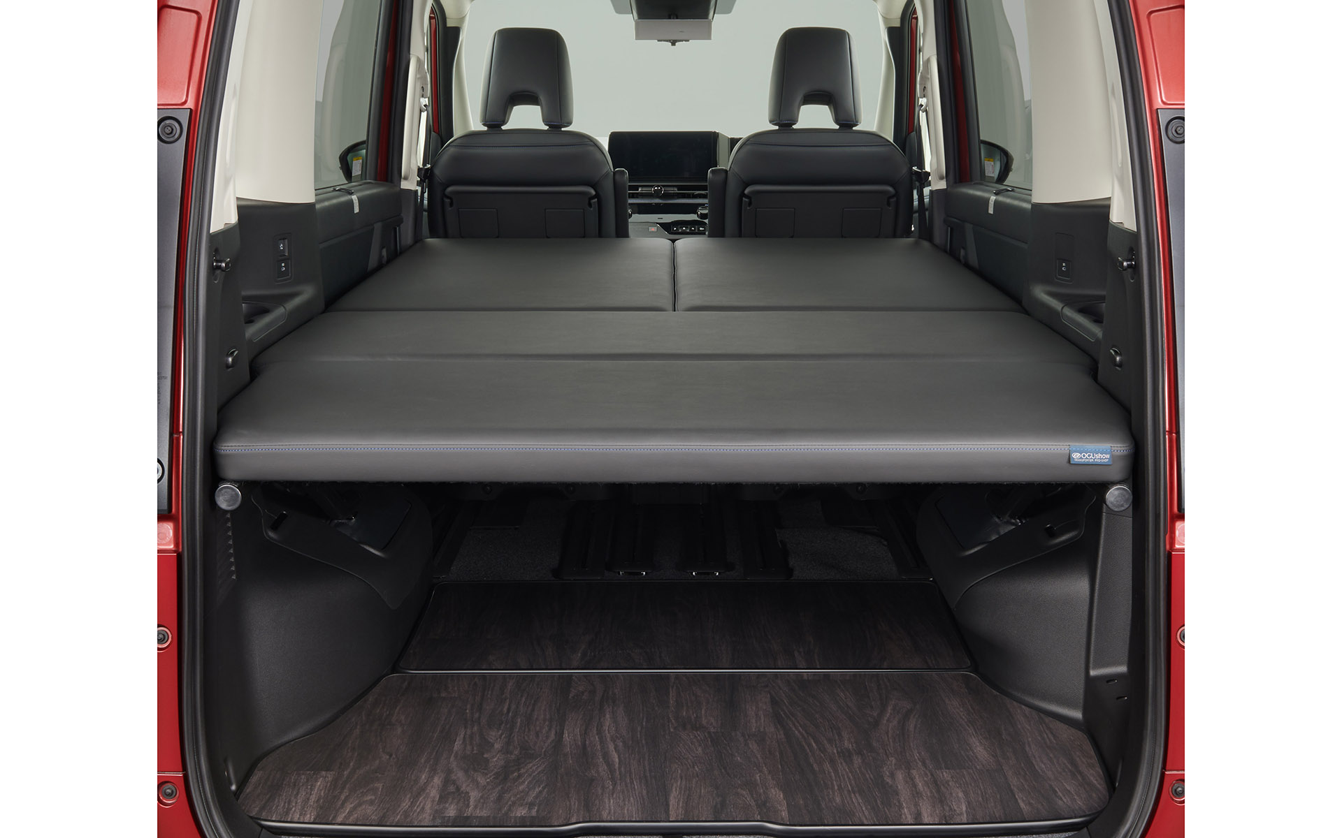 3列シートはなく、2列シート仕様で収納式のベッドシステムを備える