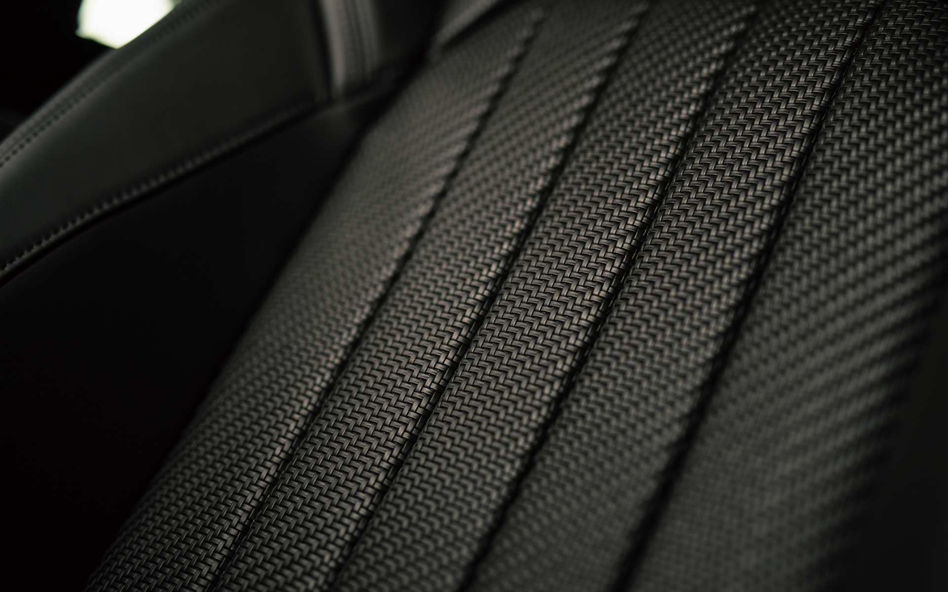 ブラックの編み込みナッパレザー