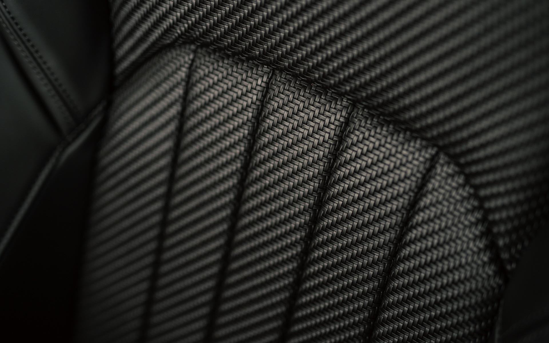 ブラックの編み込みナッパレザー