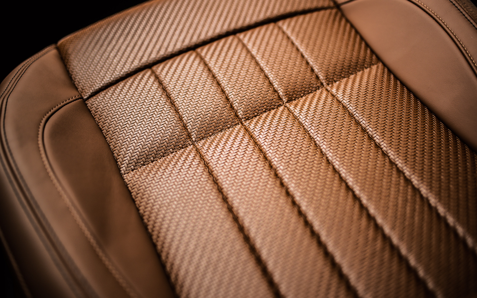 幅2～2.2mmの上質なナッパレザーを極細の紐状にカットし、伝統的な手法にならって特殊な織機で織り上げられている