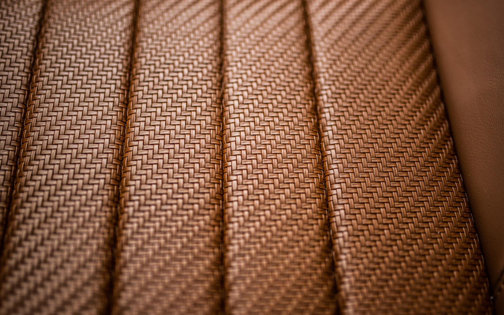 幅2～2.2mmの上質なナッパレザーを極細の紐状にカットし、伝統的な手法にならって特殊な織機で織り上げられている