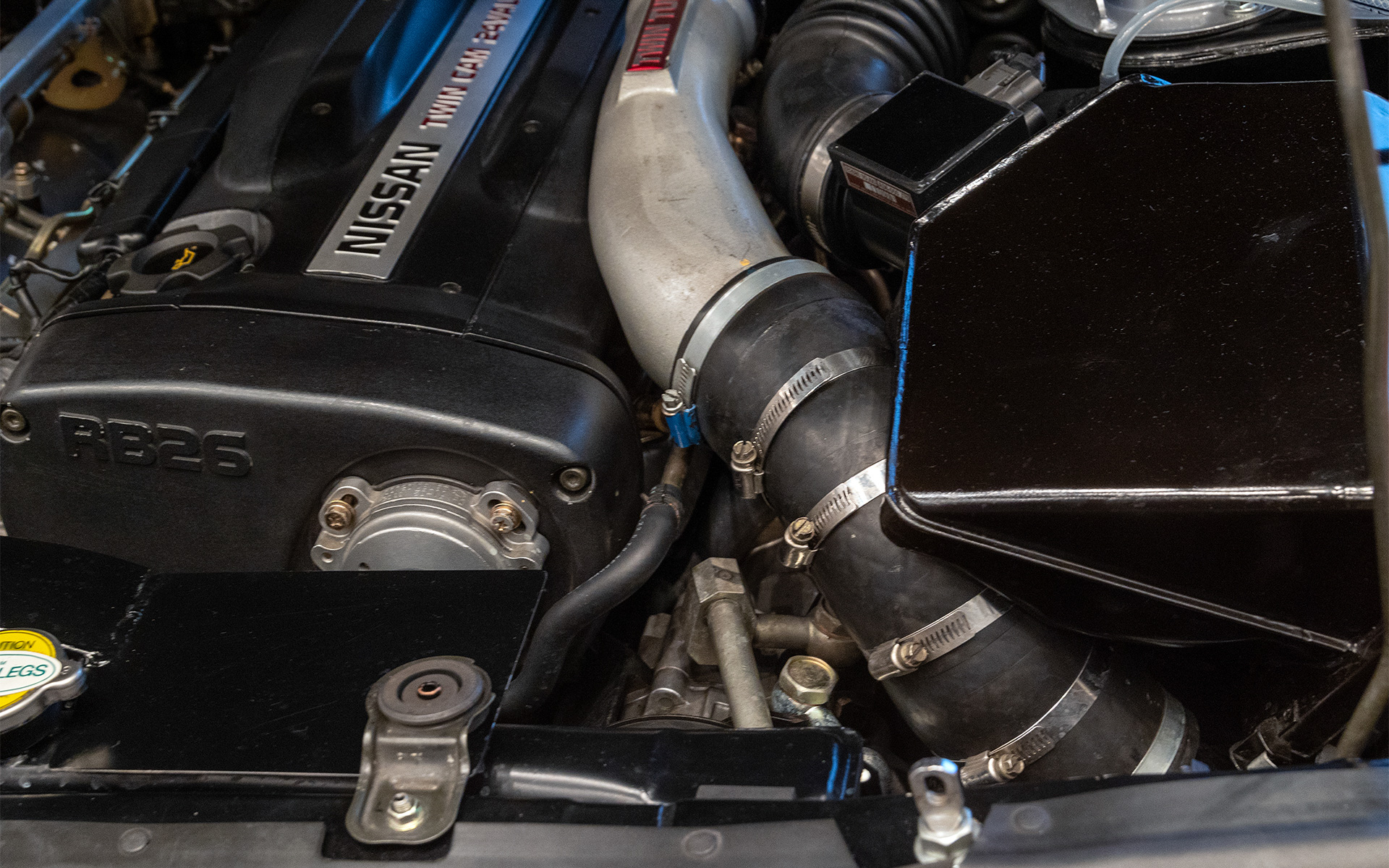 ブーストがかかった際にホースが膨らむことを抑えるためホースバンドを巻いている。レスポンス向上の効果がある