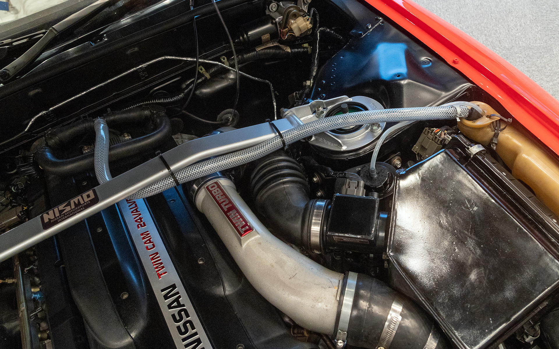 シェイクダウンでパワステフルードが吹くというトラブルが出たので、ウォッシャータンクを流用したブローバイキャッチタンクに、パワステフルード用のブローバイホースも取り回していた