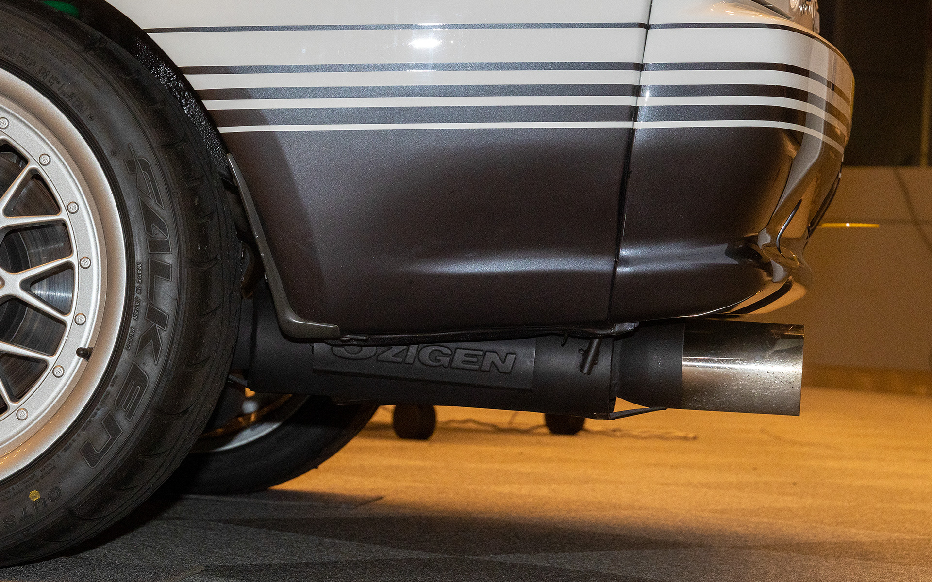 市販のスポーツマフラーを装着。ガソリンタンクをトランク内に設置している関係上、タンクに（燃料に）熱が伝わらないようマフラーステーを延長し、タイコの位置を下げている